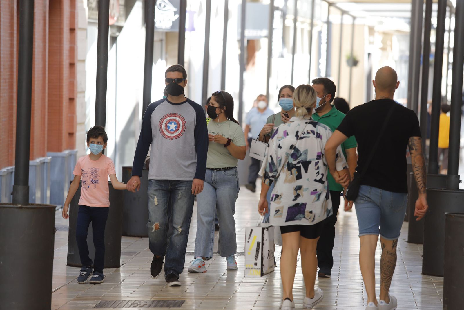 Ambiente en la principal calle comercial de la capital onubense.