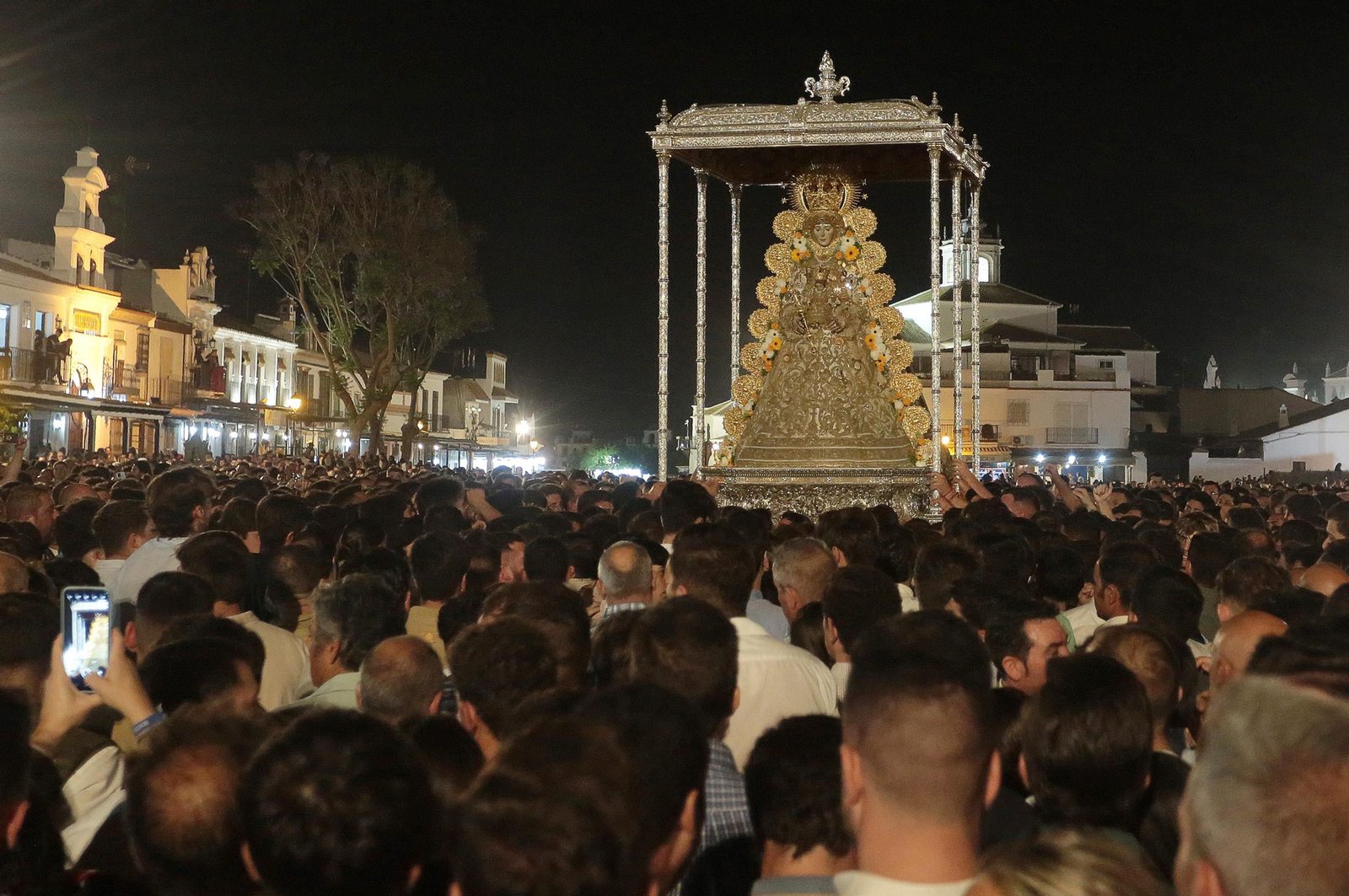 El Rocío 2023: Salto a la reja y procesión de la Virgen del Rocío en imágenes