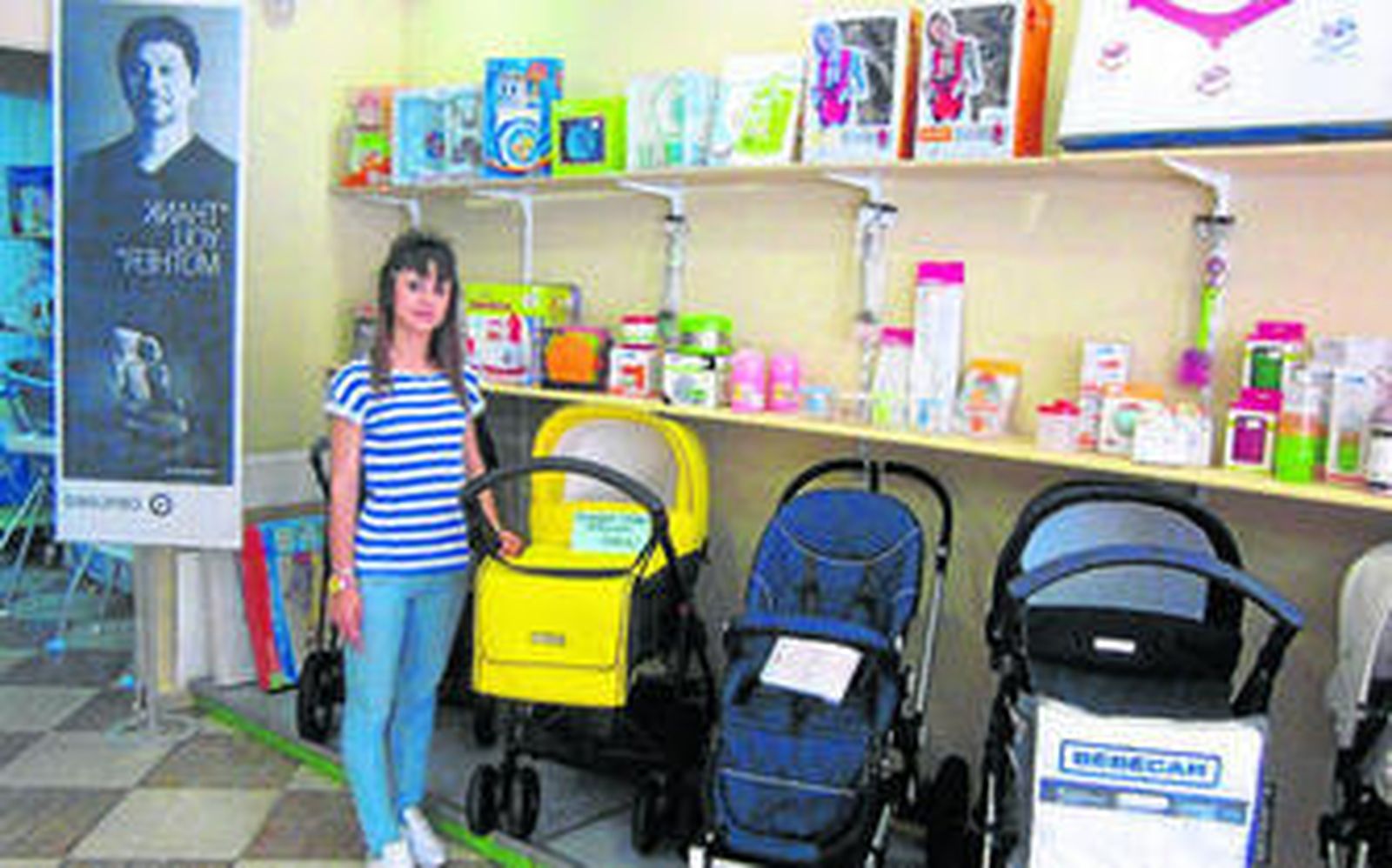 Estefanía Fernández muestra alguno de los modelos de carricoches que tienen a la venta.