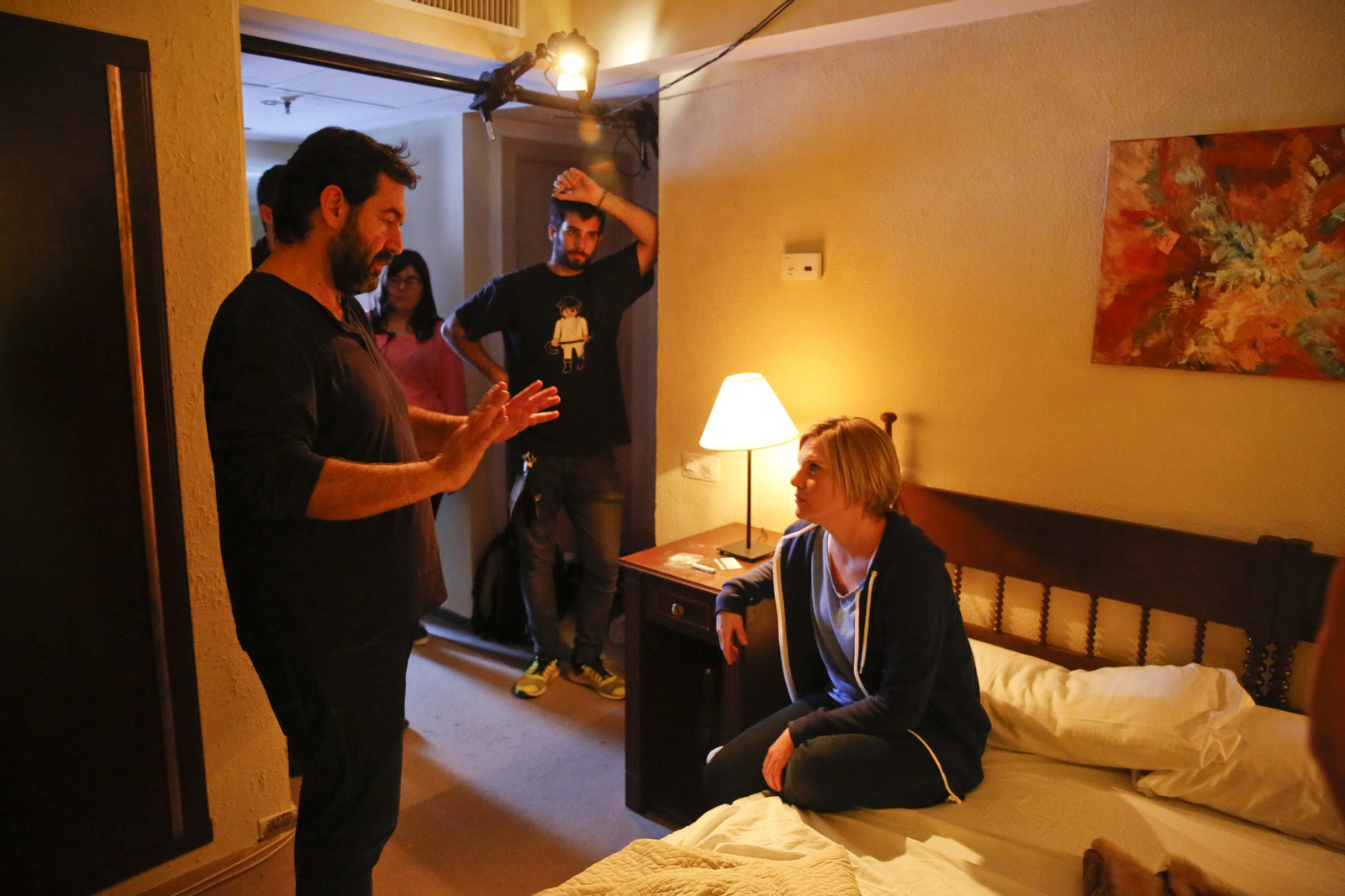 Enrique García da instrucciones a Virginia Demorata durante el rodaje de 'Resort Paraíso', en el Hotel Sol Timor de Torremolinos.