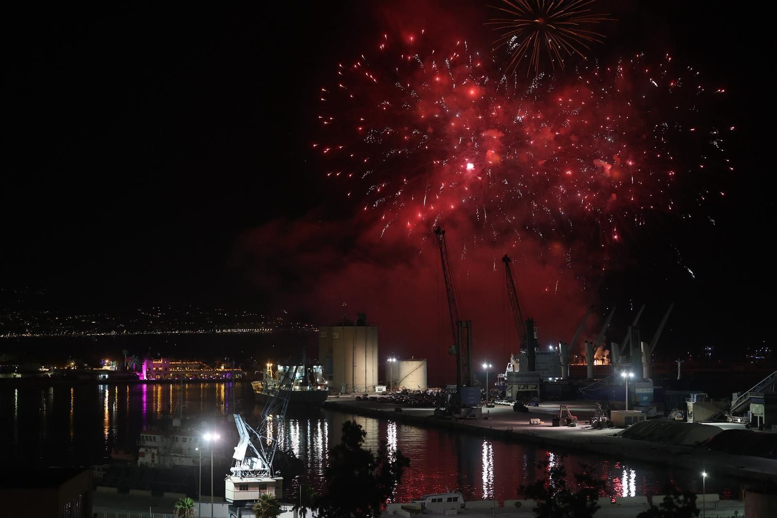 El show de drones y fuegos que da la bienvenida a la Feria de Málaga, en imágenes