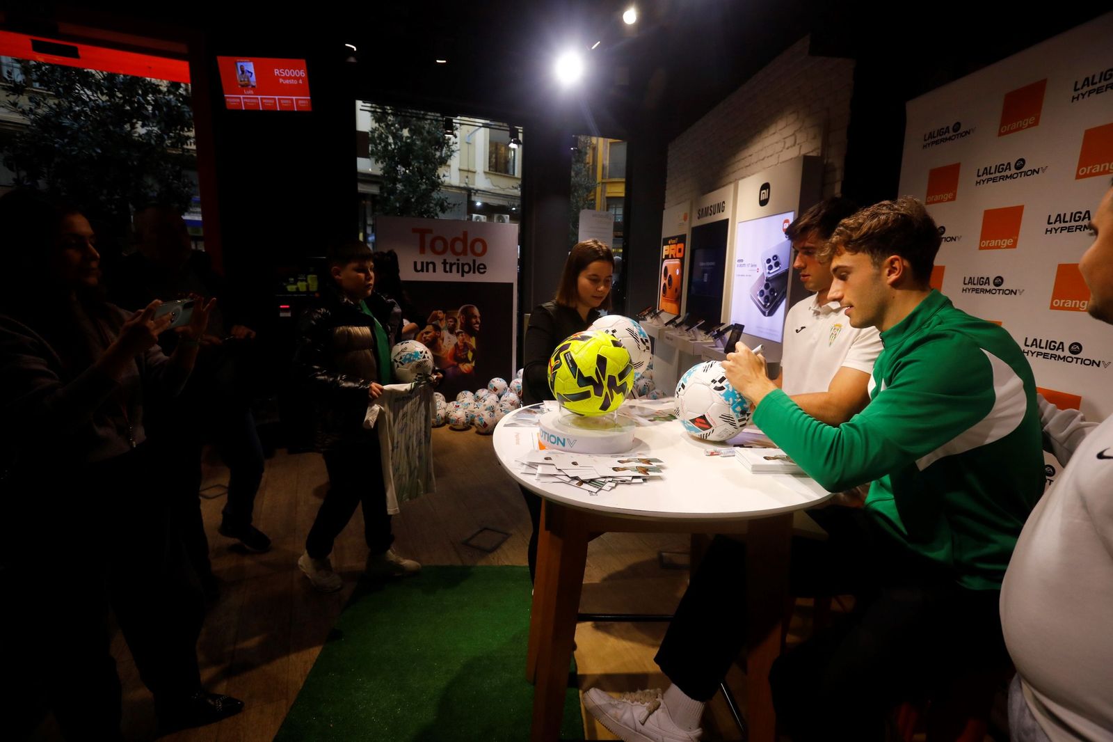 Las mejores fotos de la exitosa firma de autógrafos del Córdoba CF en el centro de la ciudad