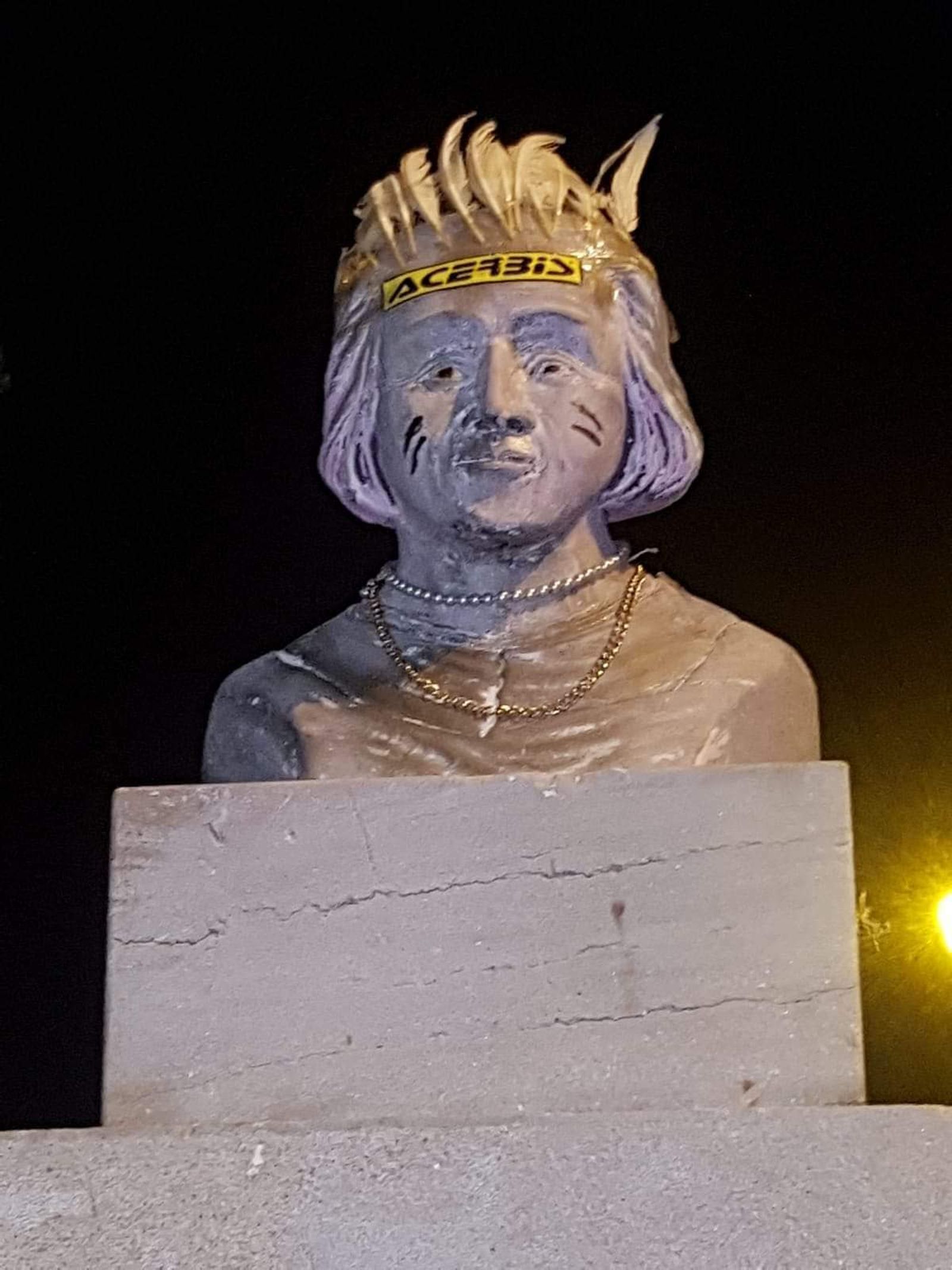 Multas de hasta 100.000 euros para quien 'profane' la estatua de Colón en Pinos Puente