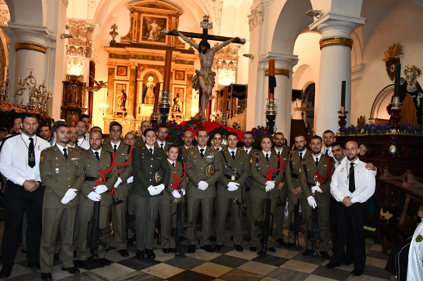 Militares del Grupo Sam posan con el Cristo de la Buena Muerte de San Roque en su templo.