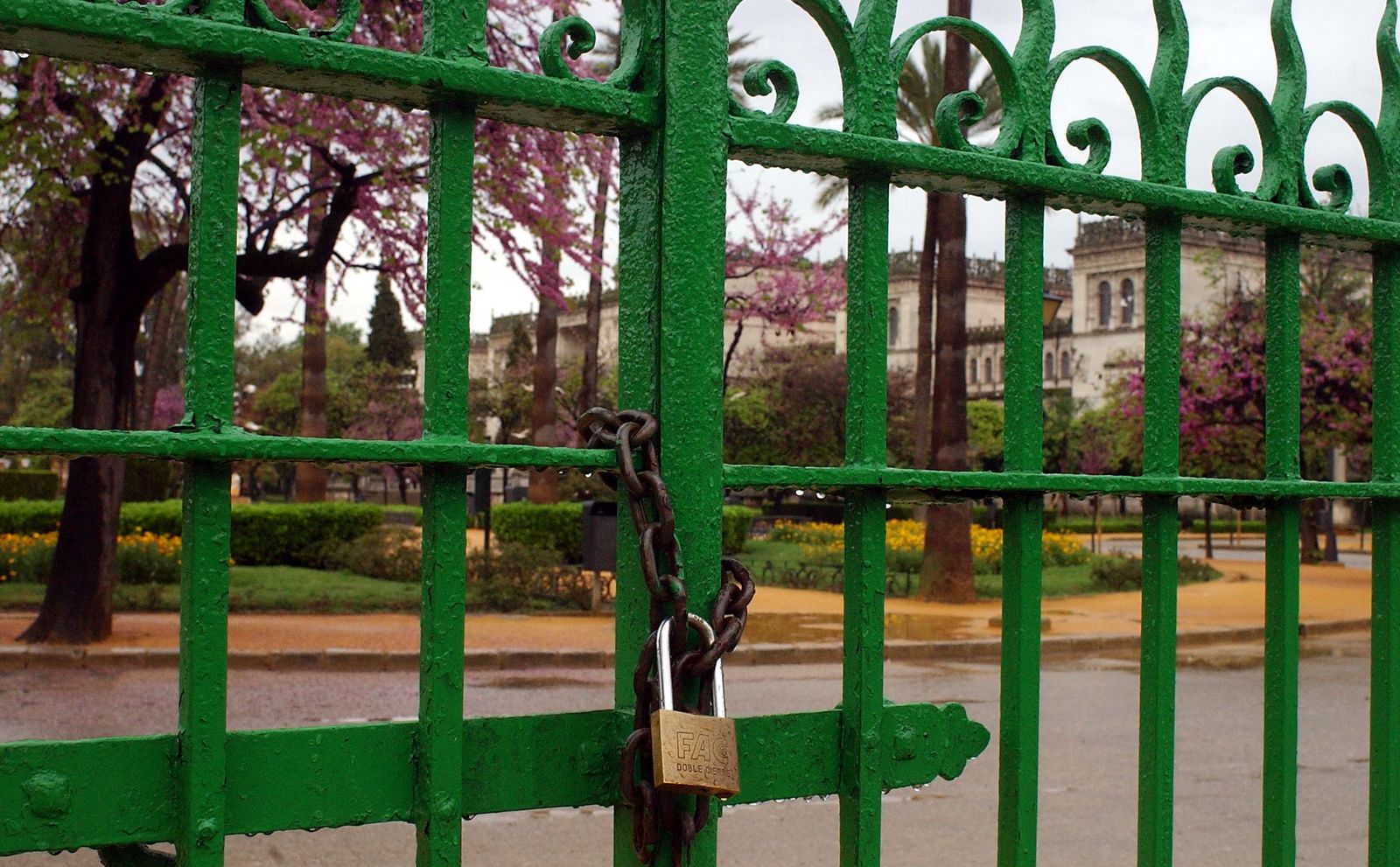 El Parque  de María  Luisa  cerrado  por causa de la lluvia.