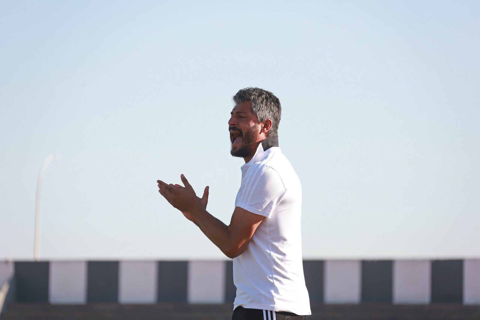 Gustavo Munúa aplaude a sus jugadores, el pasado domingo en el Municipal de La Línea