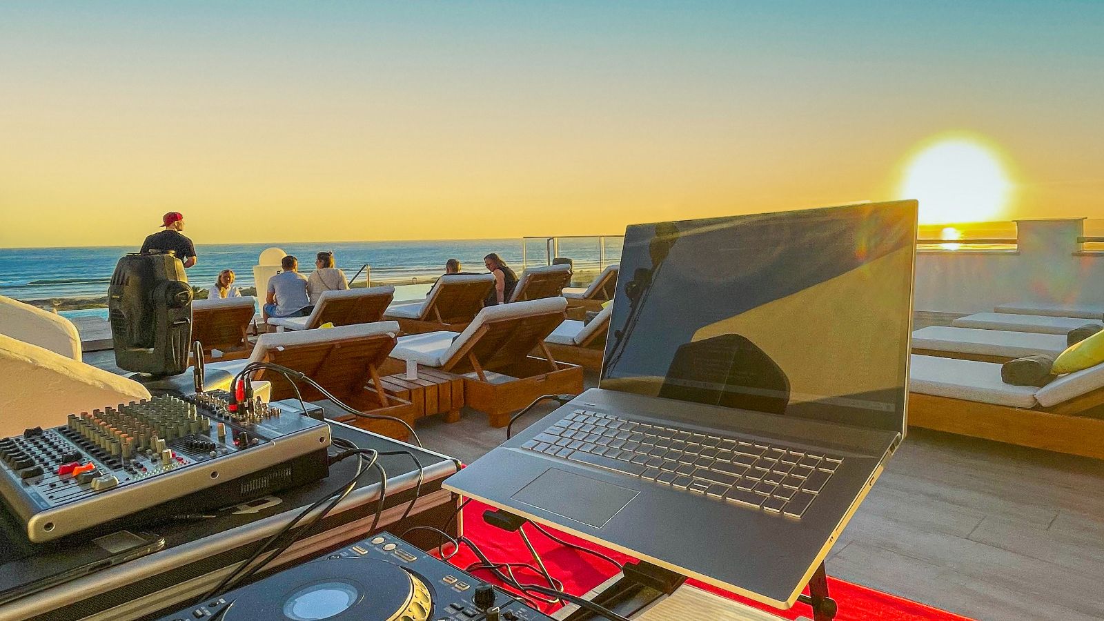 La puesta de sol con fiesta dj