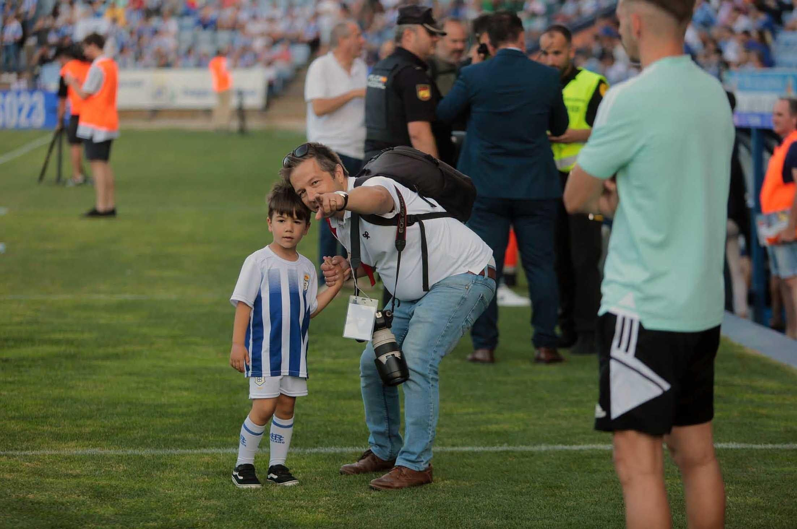 Imágenes del gran ambiente en el Nuevo Colombino en el ascenso del Recre