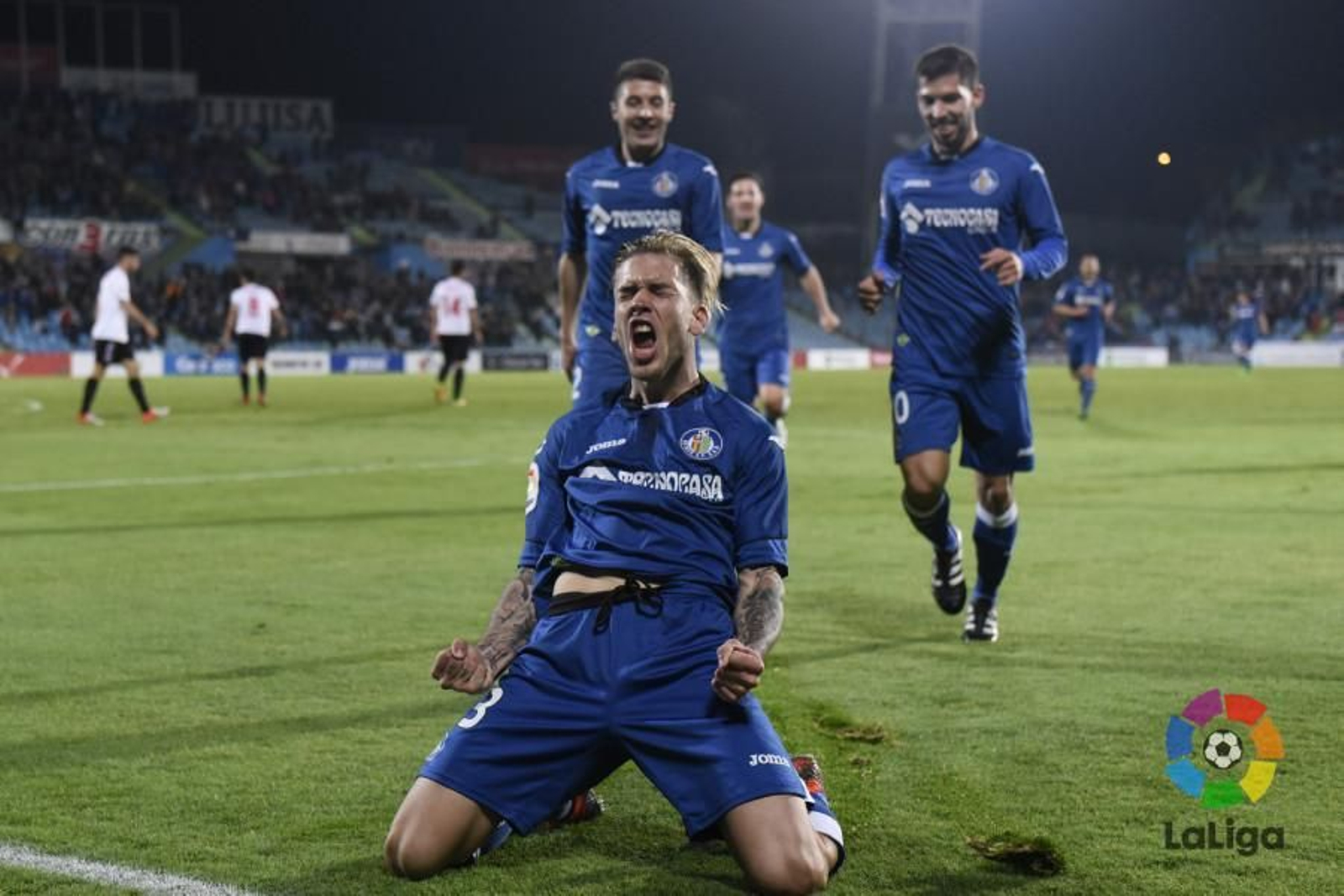 Álvaro Jiménez celebra con rabia uno de sus goles al filial sevillista.