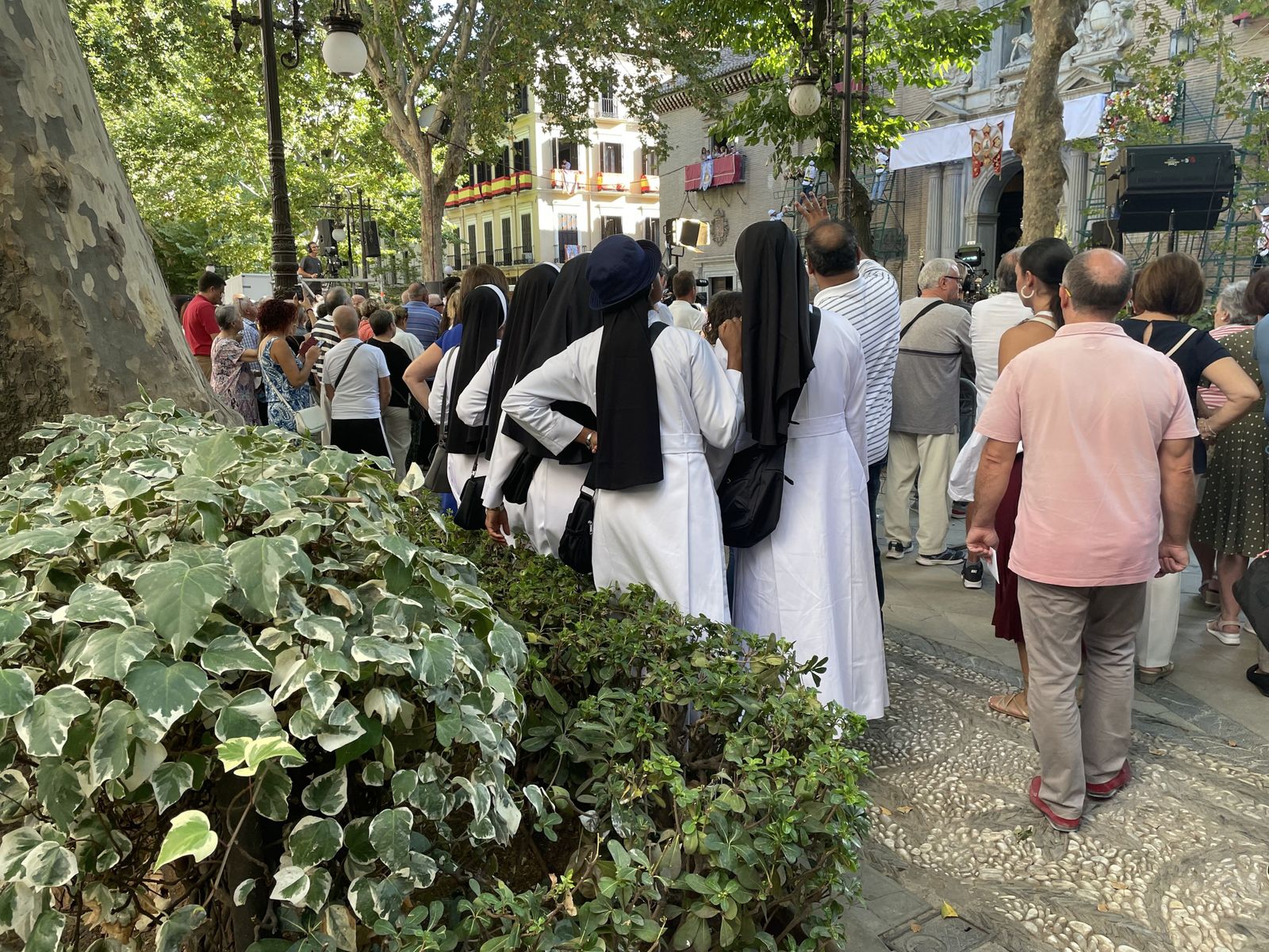 Así estaba el ambiente en la ofrenda floral a la Virgen de las Angustias