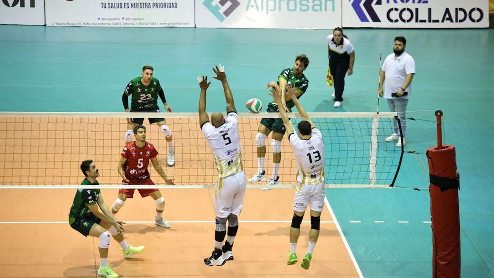 Intento de bloqueo sin éxito del conjunto canario en el encuentro frente a los almerienses en el Moisés Ruiz.