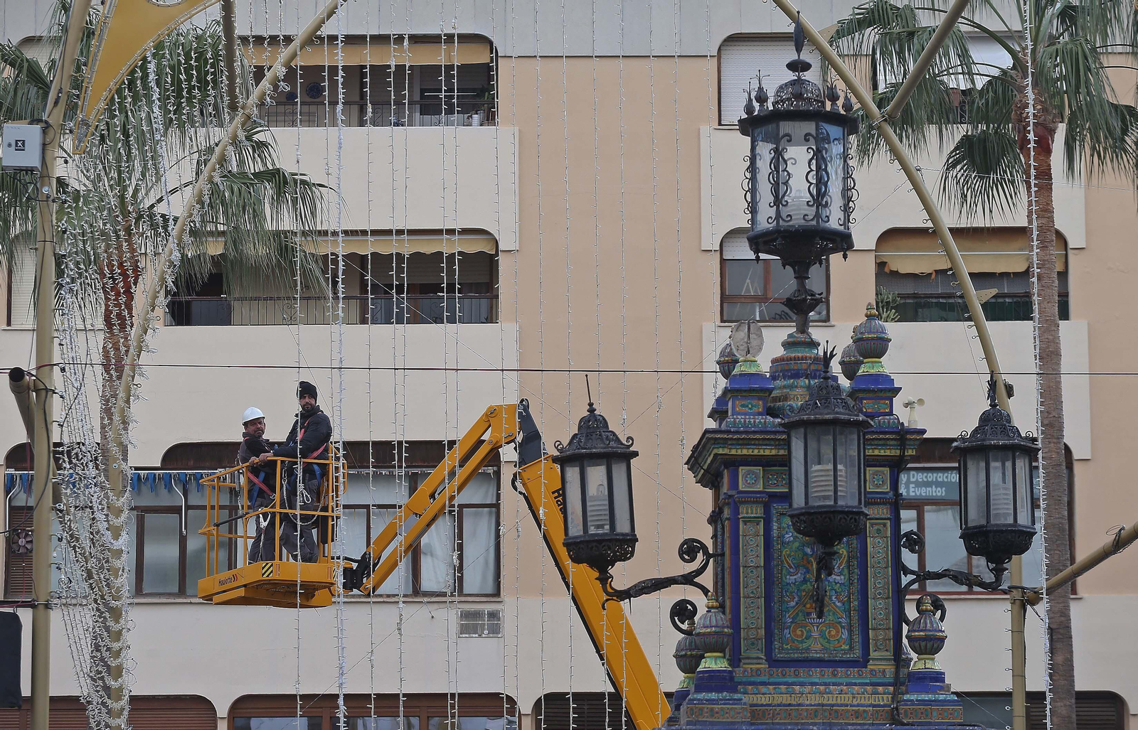Montaje del alumbrado de Navidad de Algeciras en 2024.