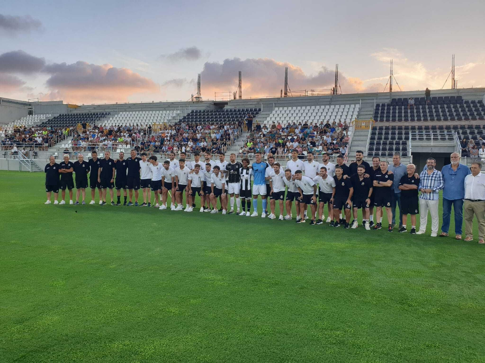 Plantilla, cuerpo técnico y autoridades posan juntos