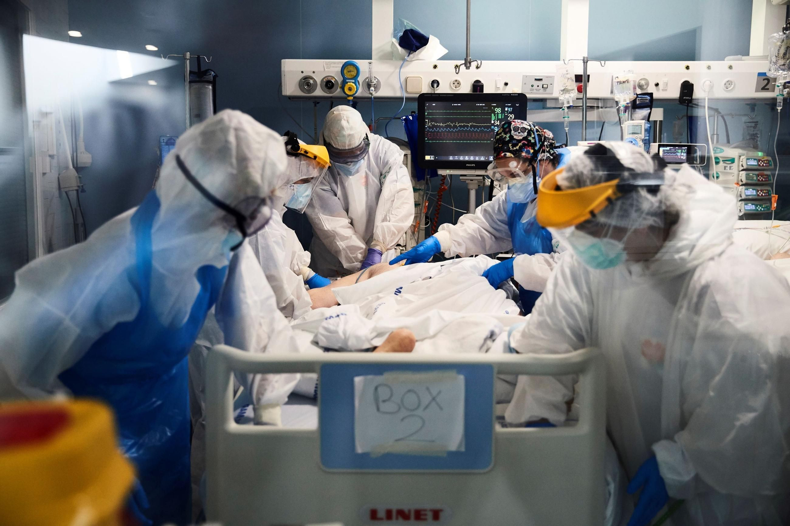 Imagen de archivo en la que profesionales sanitarios trabajan en la UCI con un paciente.