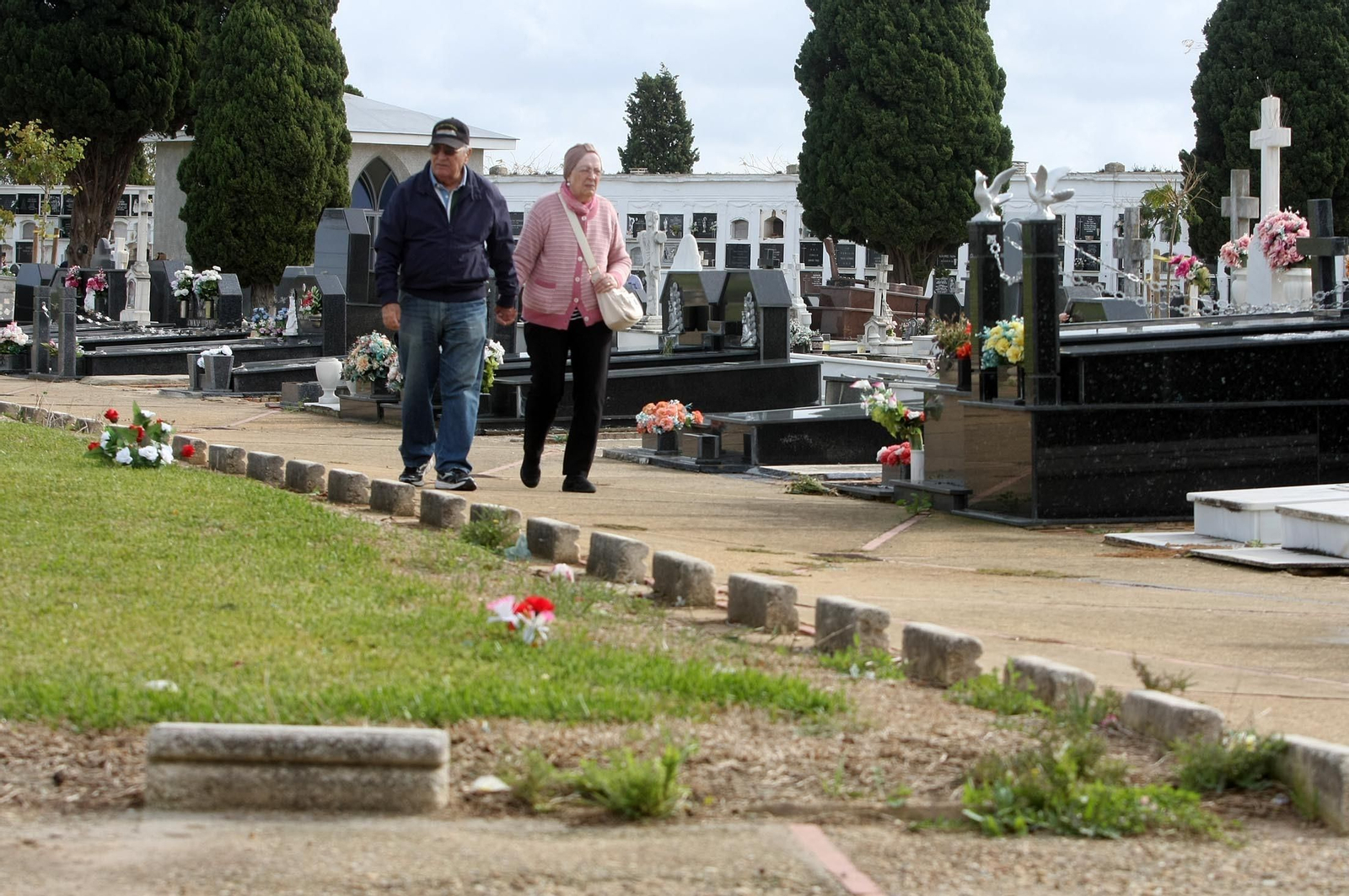 Imágenes del ambiente en el cementerio La Soledad, Huelva