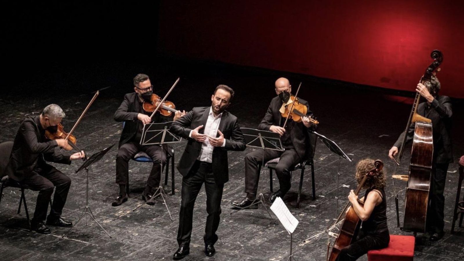 Fran Fernández Rueda con Solistas de la OBS en el Teatro López de Ayala de Badajoz.