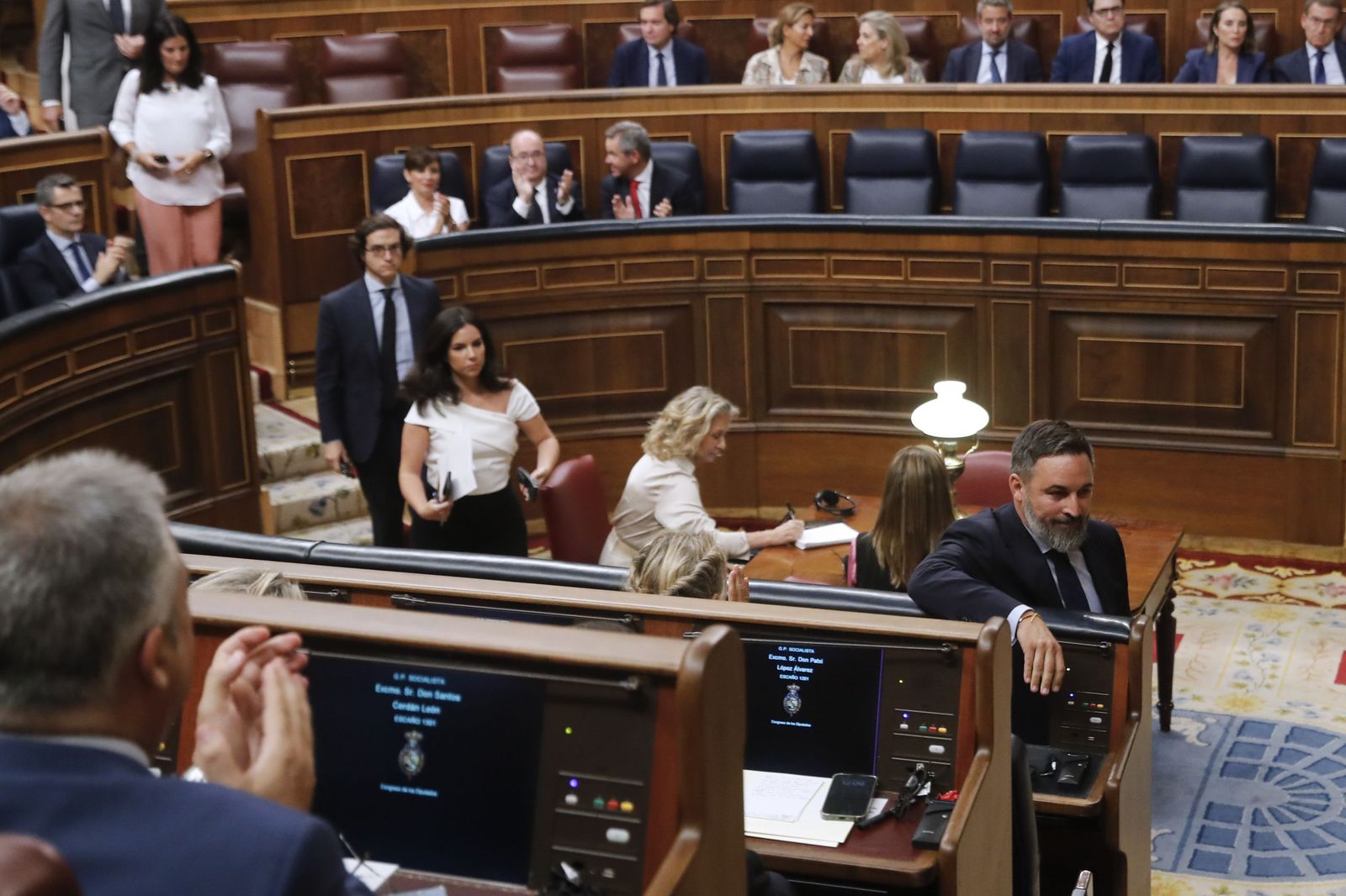 Los diputados de Vox dejan sus pinganillos en el escaños de Pedro Sánchez.