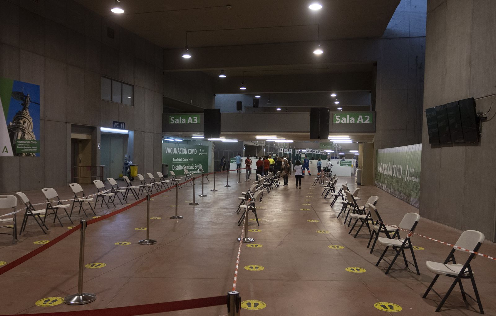 Una sala medio vacía de los últimos días de vacunaciones en el Estadio de la Cartuja.