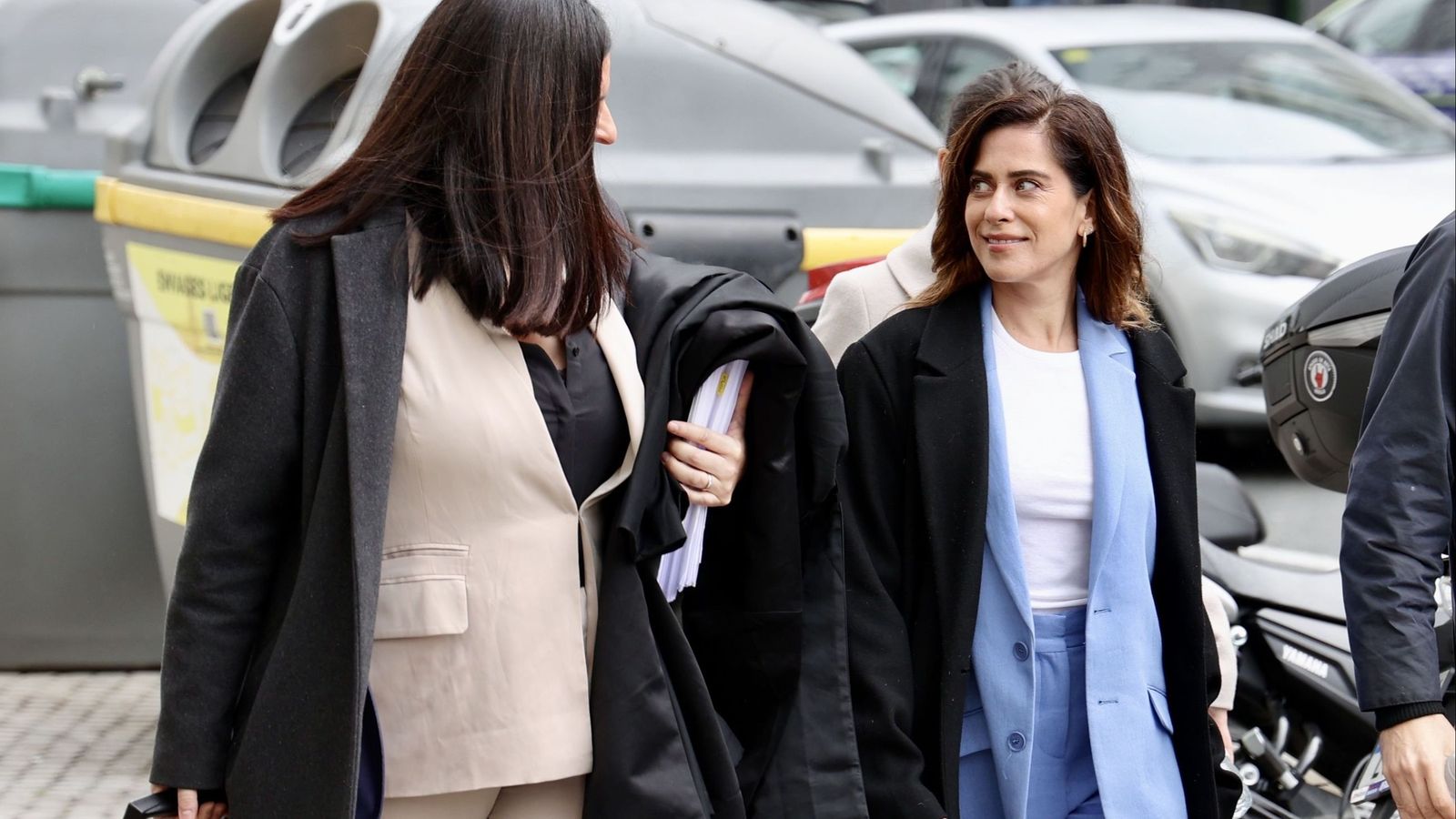 María León llega a los juzgados de lo Penal junto a su abogada.