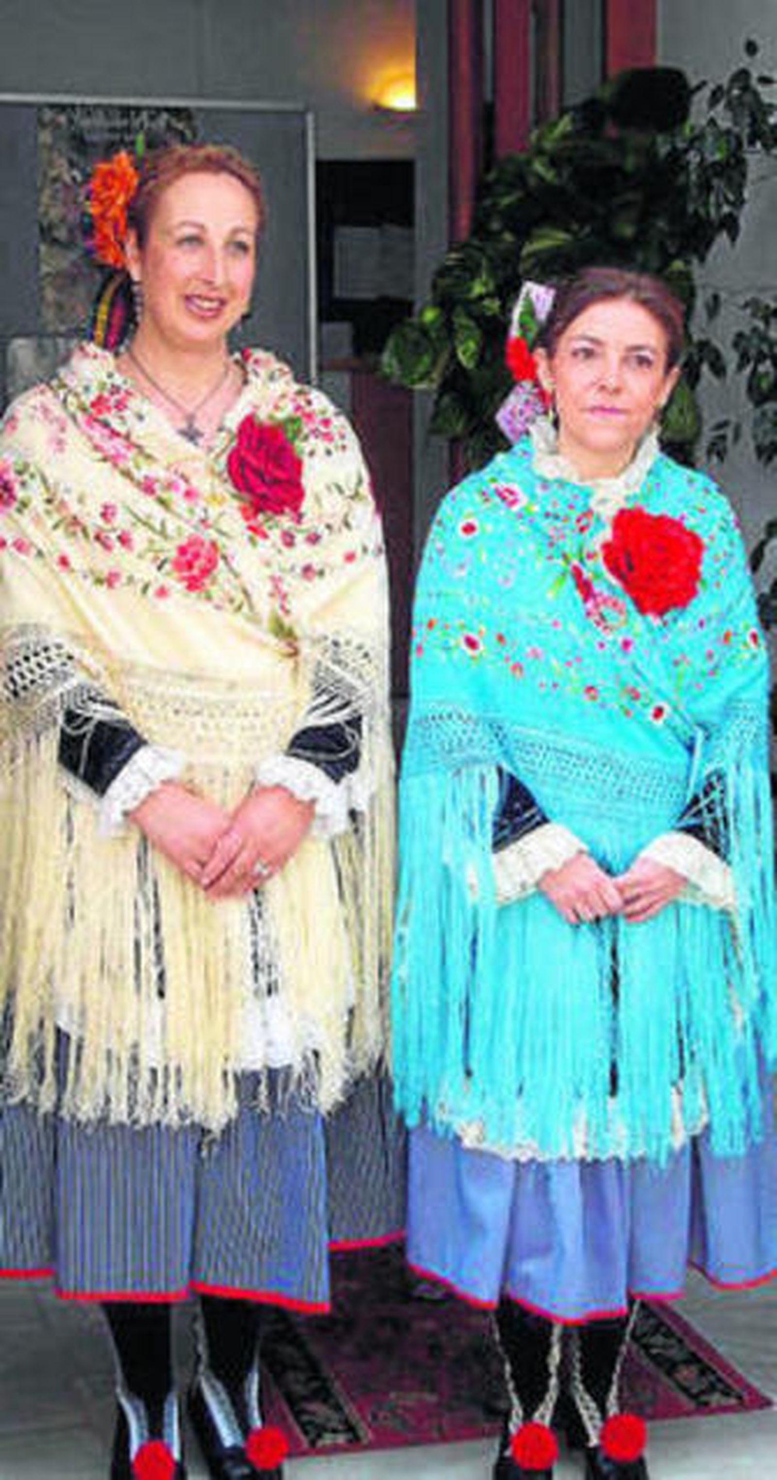 A la derecha, Cortil con el traje típico.