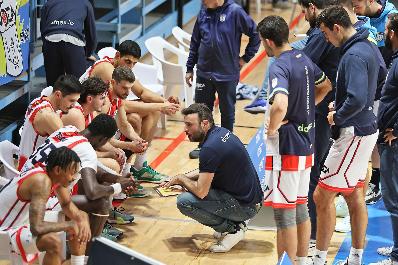 Imágenes del encuentro de baloncesto entre el Ciudad de Huelva y el Damex UDEA Algeciras