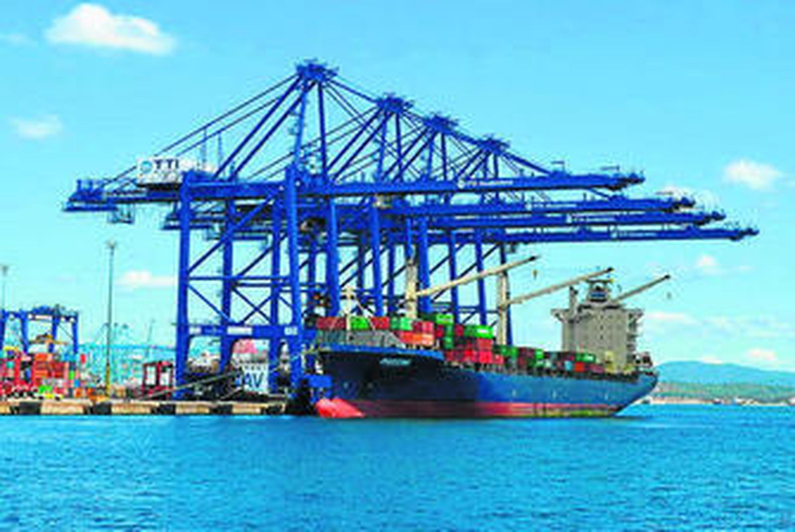 Un portacontenedores atracado en TTI Algeciras.