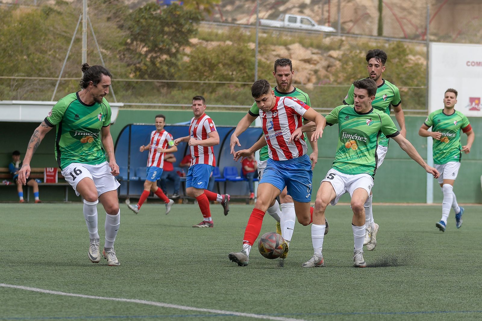 Félix trata de irse de sus rivales durante un encuentro en casa de la pasada temporada con el Poli Almería.