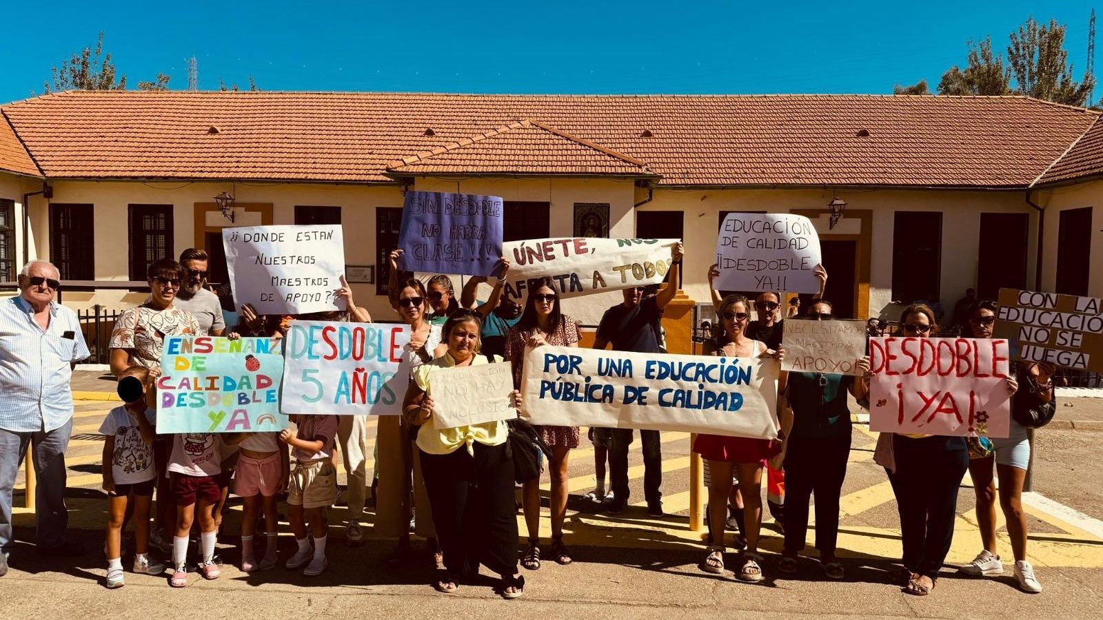 Manifestación en el CEIP riotinteño.