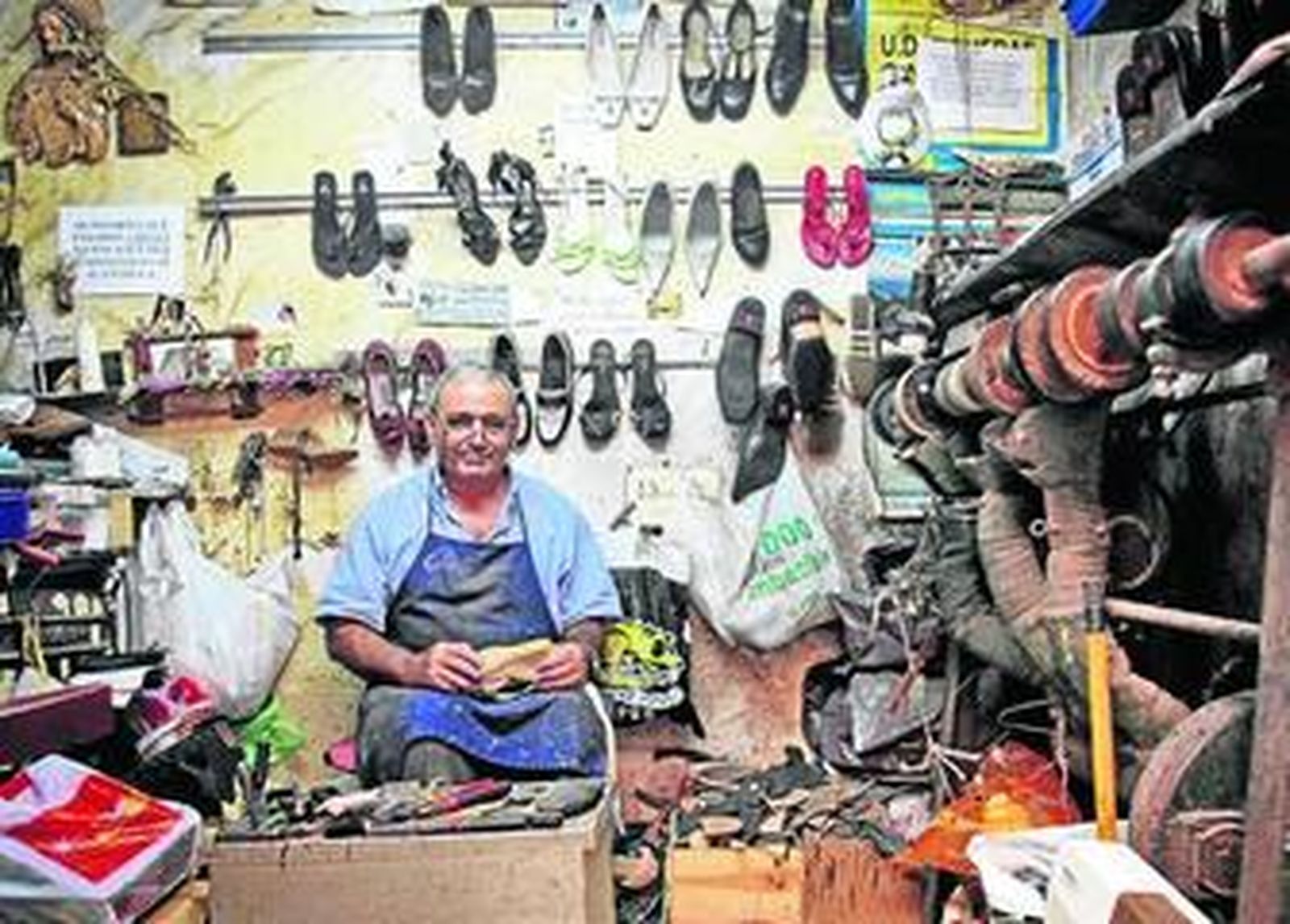 Manuel Macías, en plena faena en su pequeño local de la calle Junquera.
