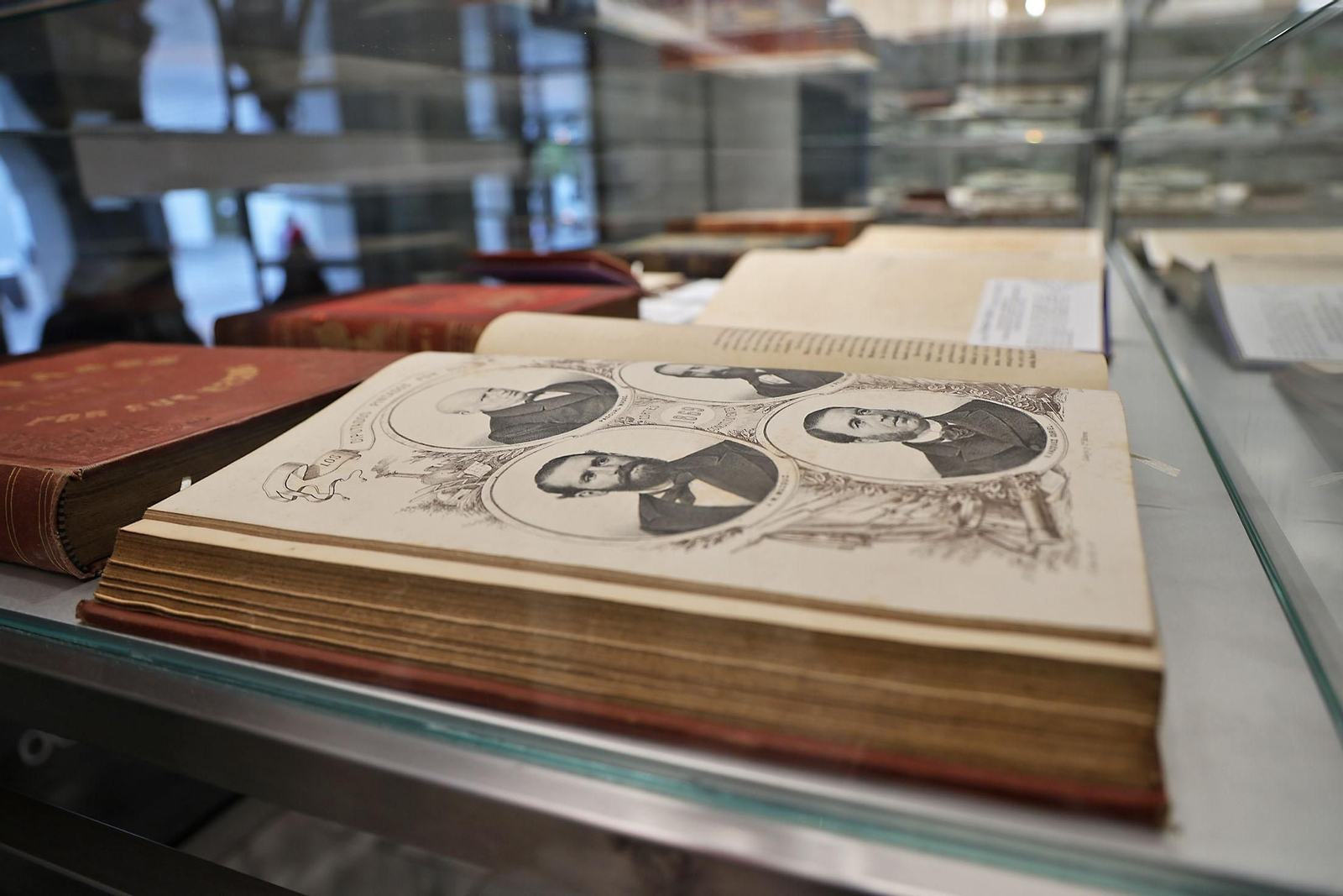 Exposición sobre Vázquez López en el vestíbulo de la Biblioteca