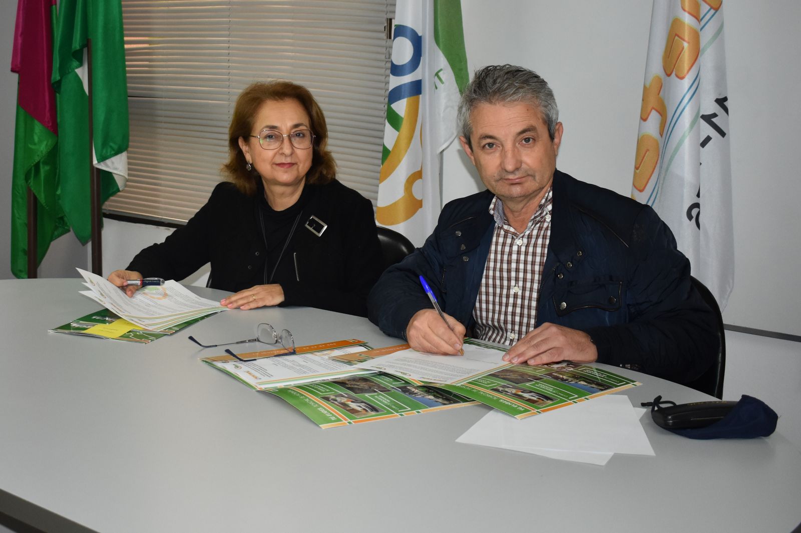 Firma del convenio entre Apetam y Torcal Autoescuelas.