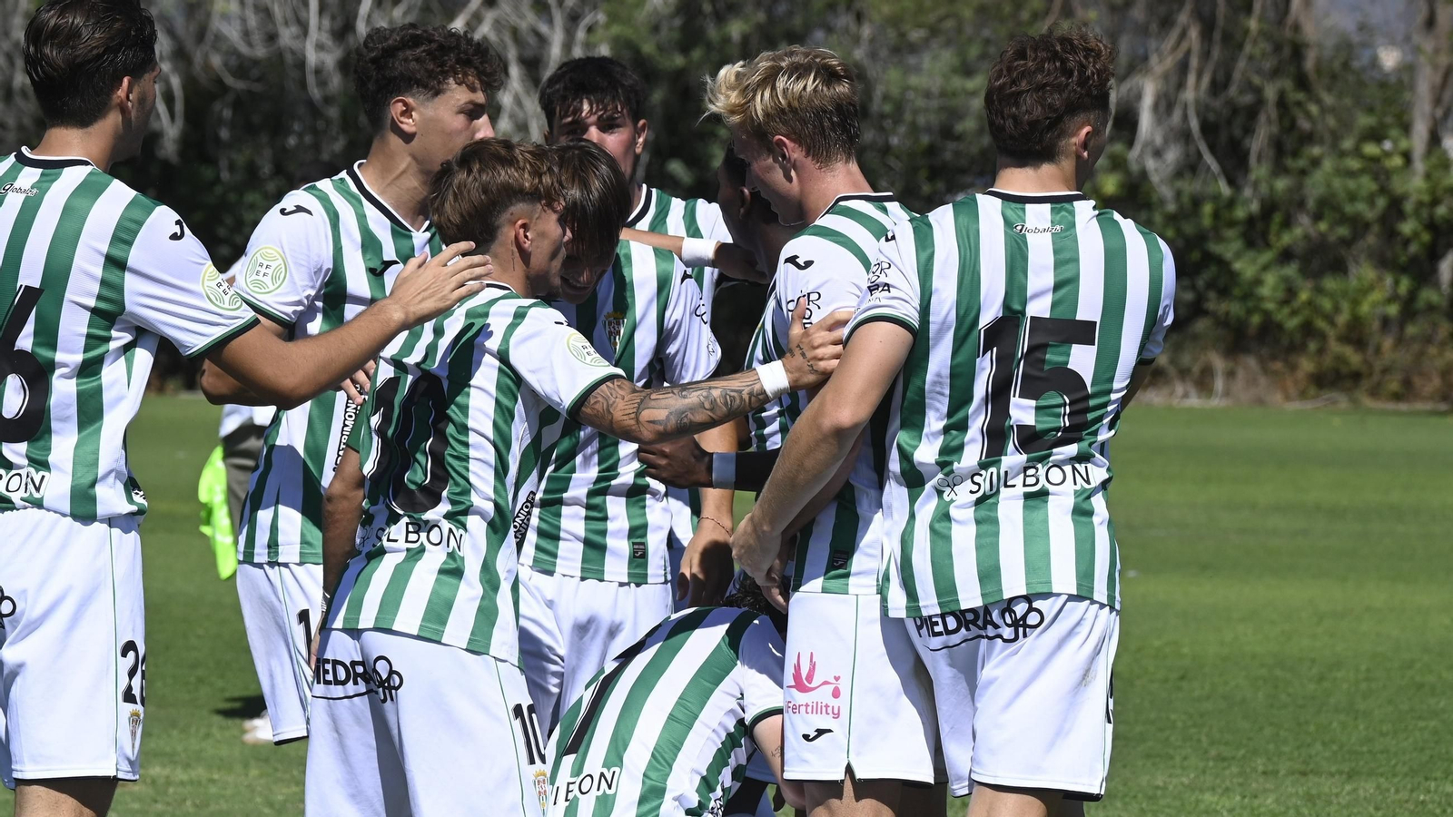 Los jugadores del Córdoba B celebran el gol de Viti.