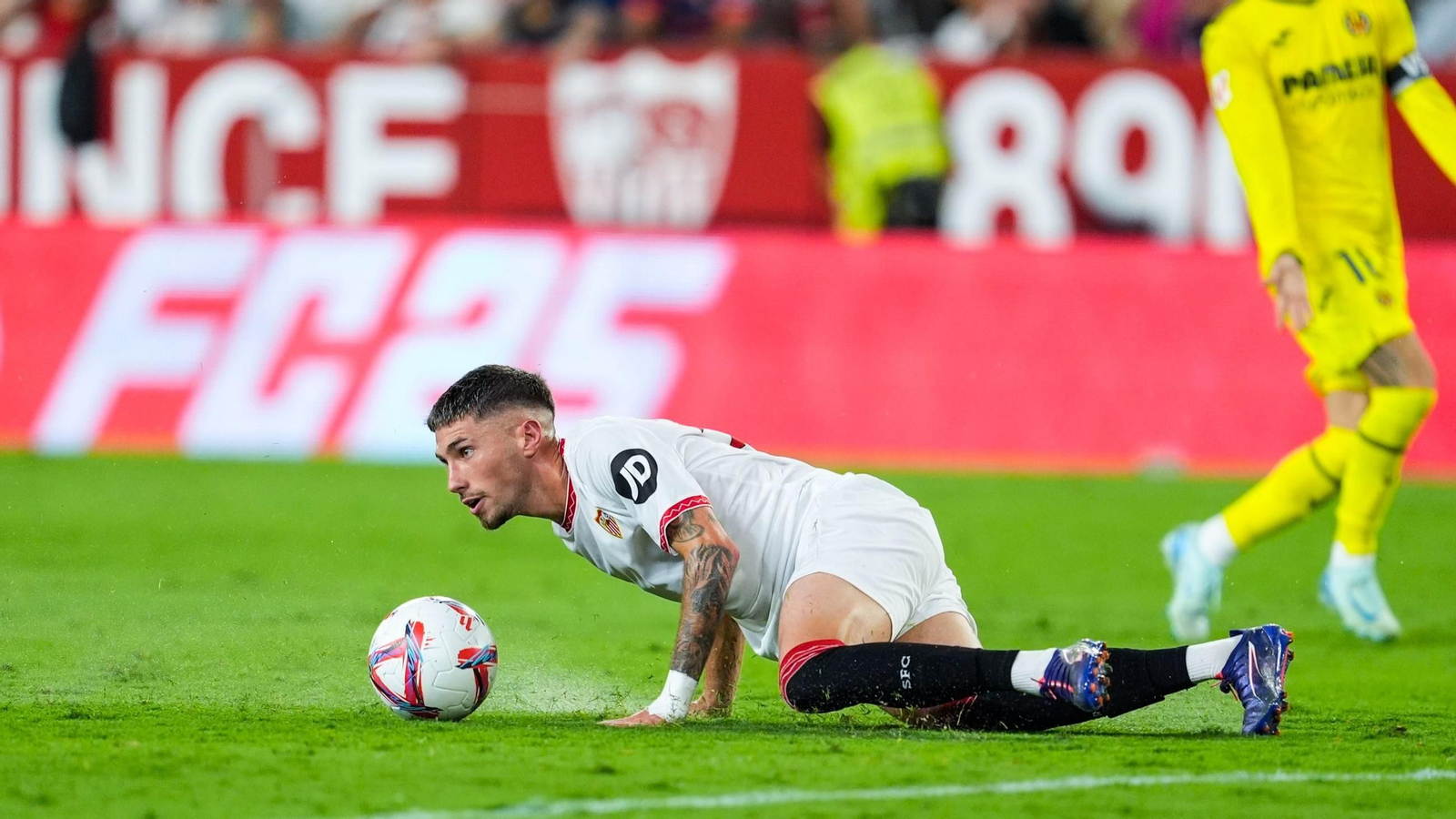 José Ángel Carmona va al suelo a por un balón en el Sánchez-Pizjuán ante el Villarreal.