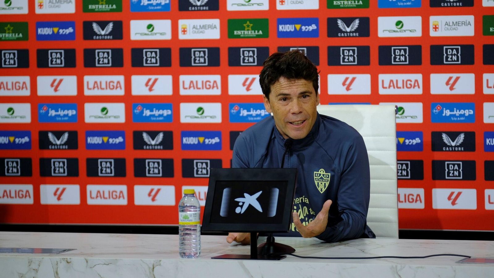 Rubi, técnico unionista, responde en la rueda de prensa.