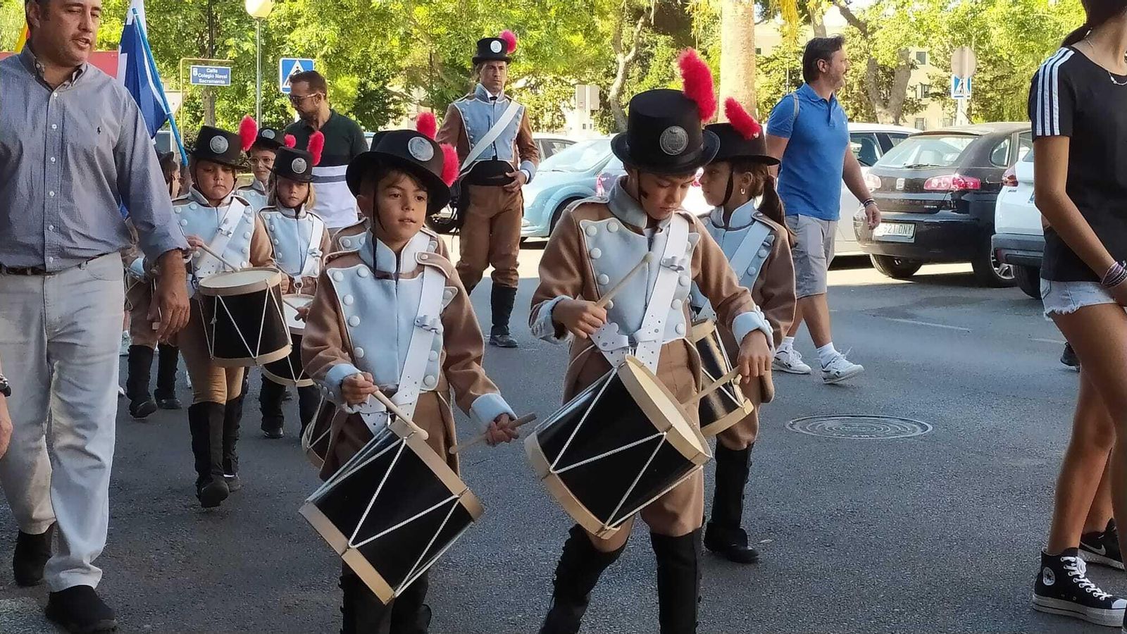Pequeños vestidos con el uniforme de la Guardia Salinera y tocando el tambor.