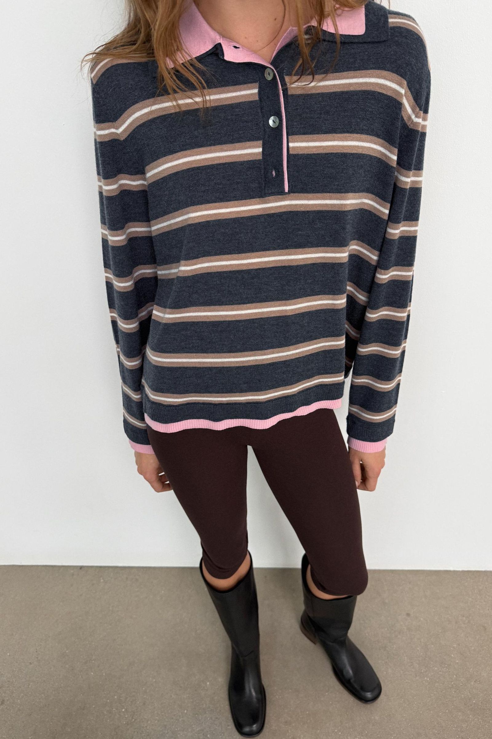 Jersey tipo polera de rayas de Zara.