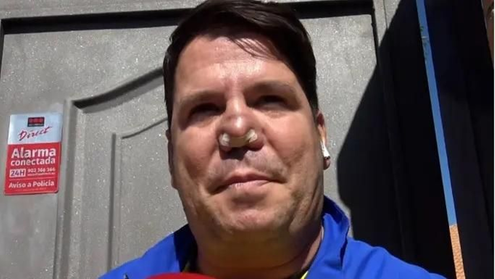 El cantante Lucas, de Andy y Lucas, habla en la puerta de su casa ante los medios de comunicación