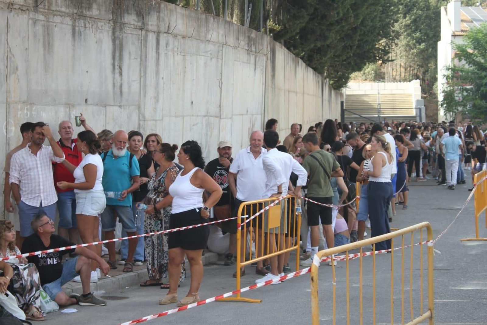 Búscate en el concierto solidario al que acudieron 10.000 personas en Ubrique