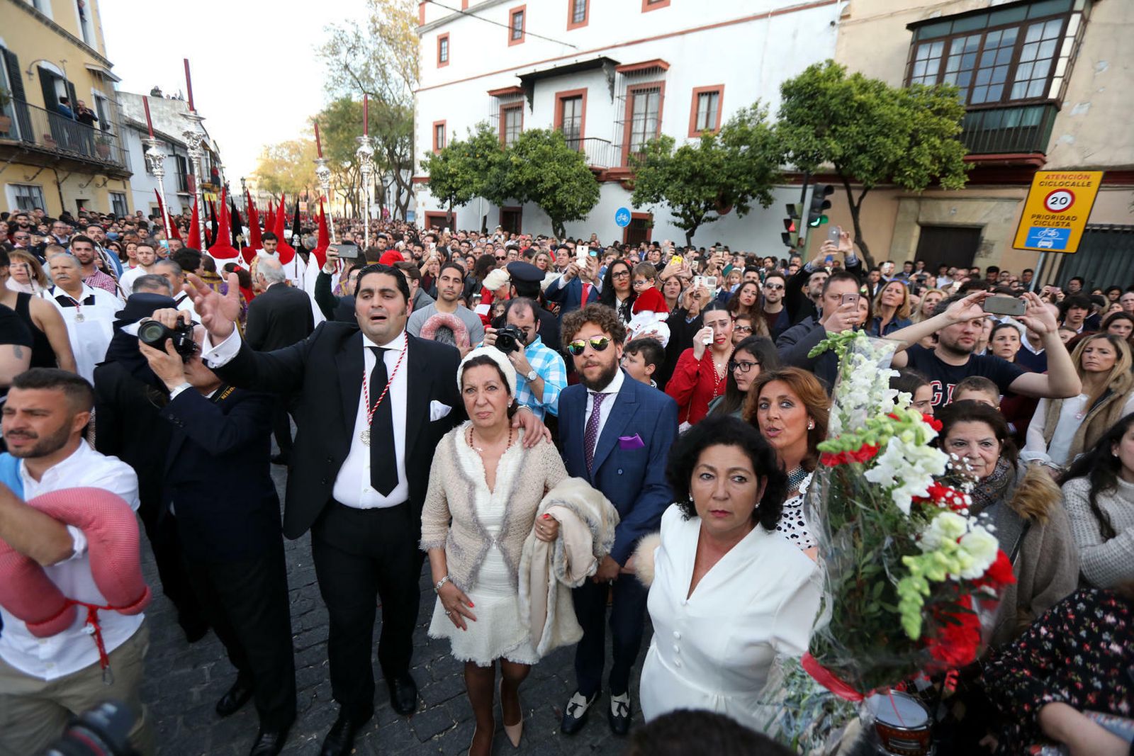 Juan Montero, capataz del paso del Prendimiento, mandando.