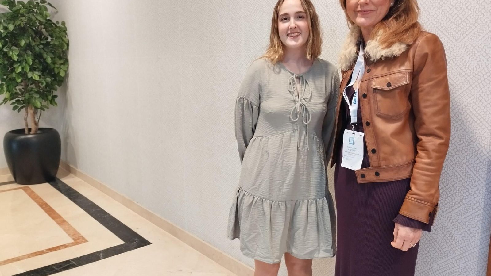 La paciente Raquel Alonso con la hematóloga del Regional María Jesús Pascual