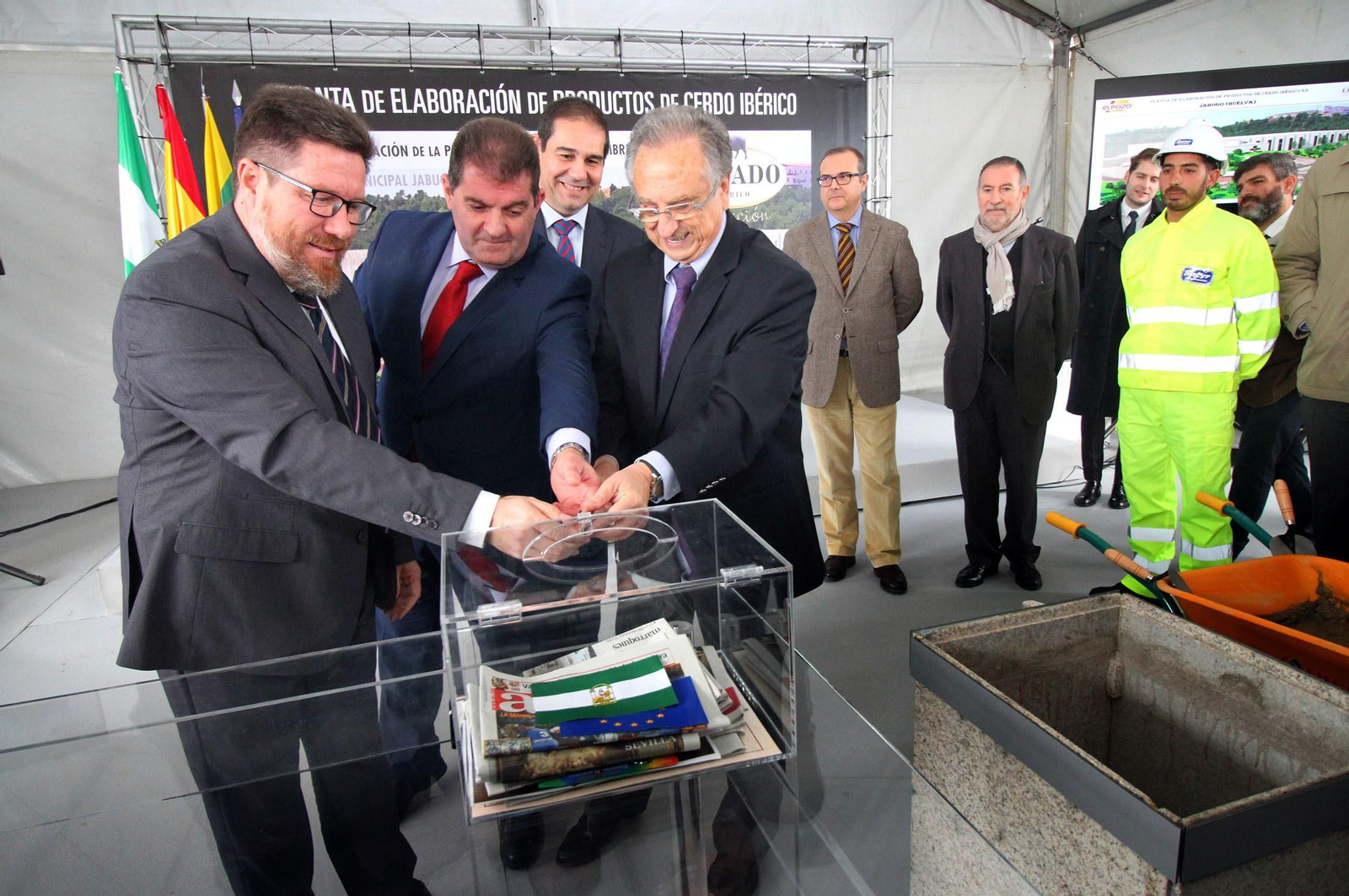 Imágenes de la colocación de la primera piedra de la planta de ElPozo en Jabugo.