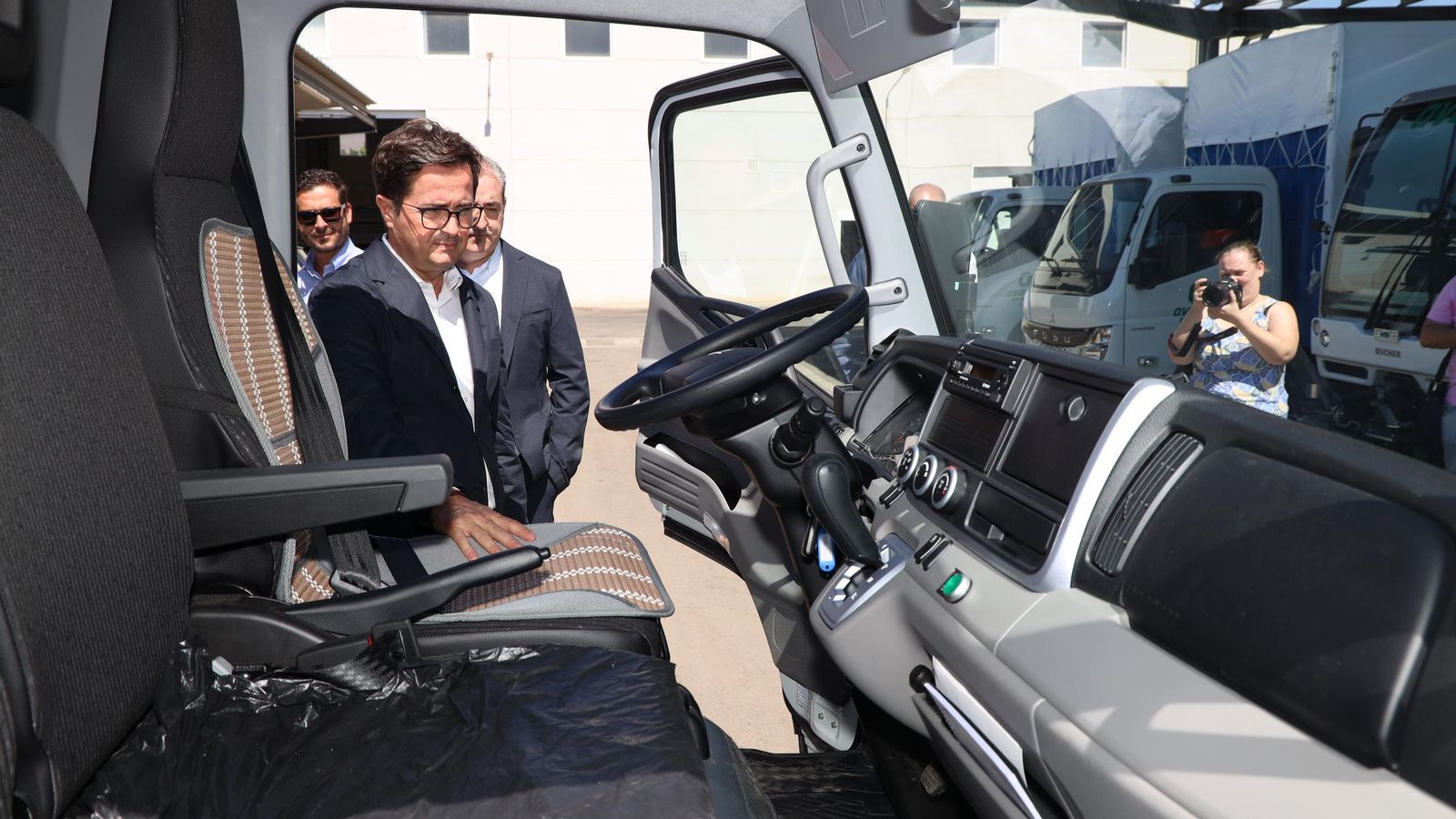 El alcalde Francisco Góngora inspecciona uno de los nuevos camiones de 'Avanza en Verde'.