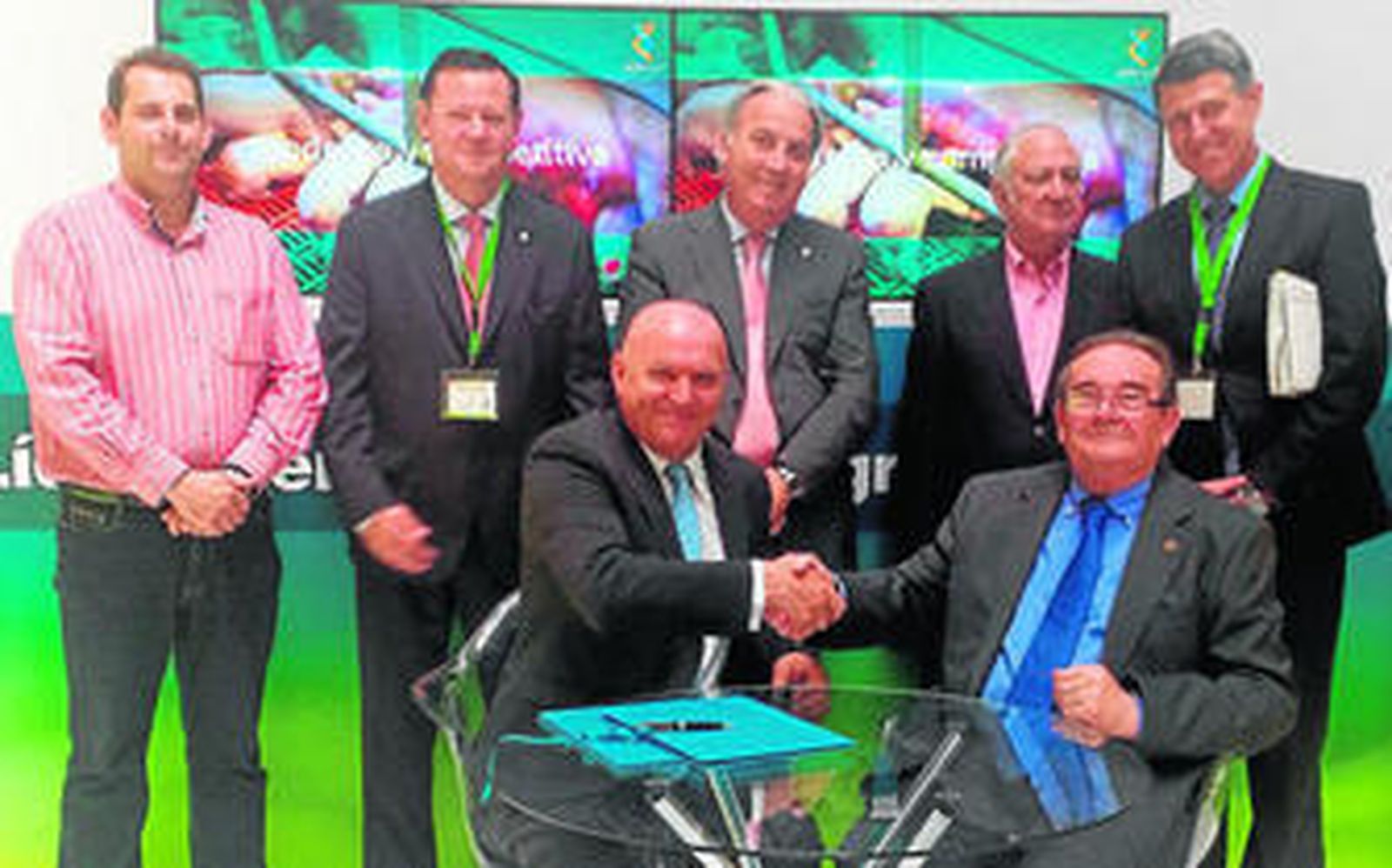 El director general de Cajamar Caja Rural, José Luis Heredia Celdrán, y el vicepresidente de Dcoop, José Consuegra Melgarejo, durante la firma del acuerdo en Expoliva.