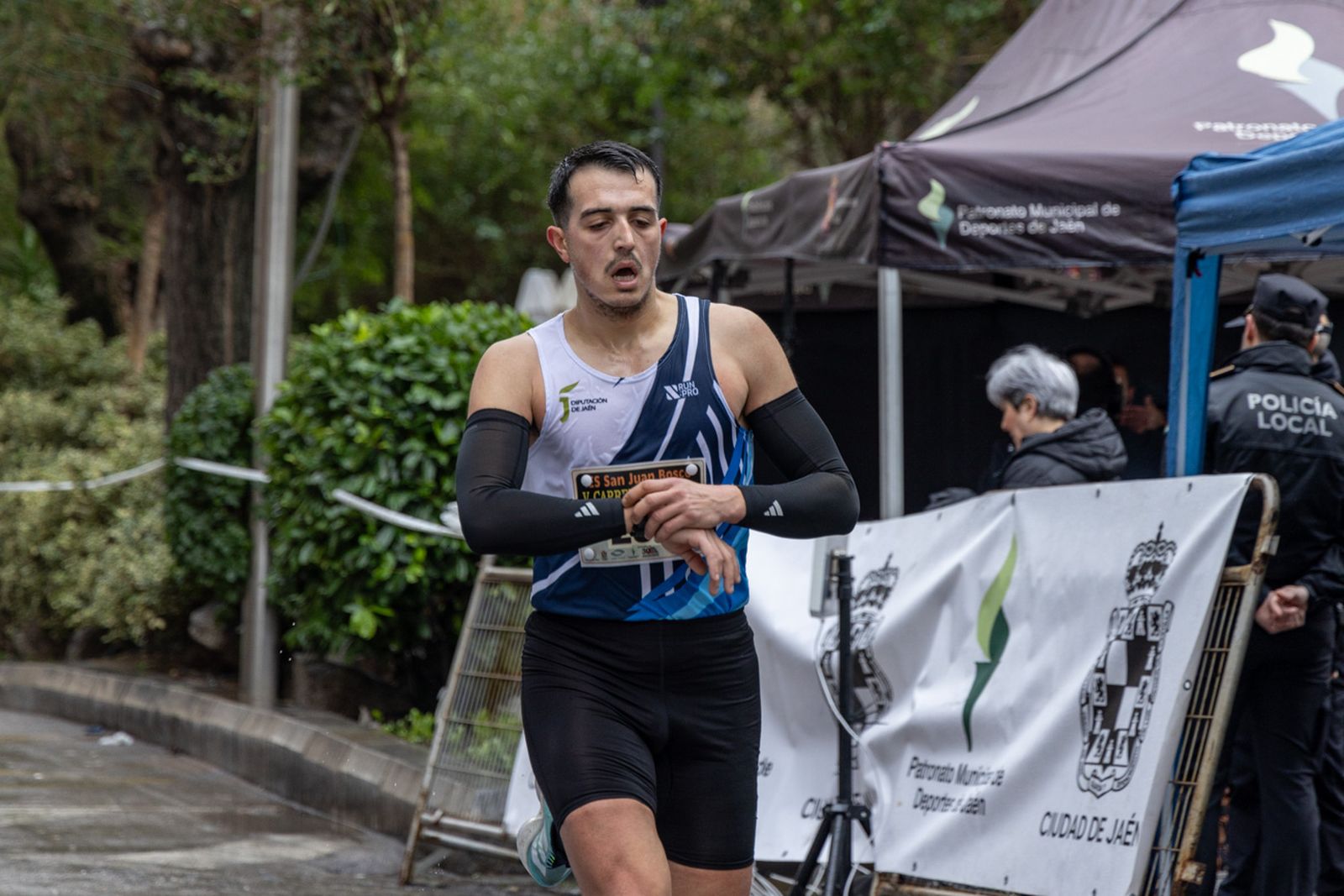 En imágenes: la lluvia no frena a más de un millar de corredores en la V Carrera Popular del IES San Juan Bosco (1)