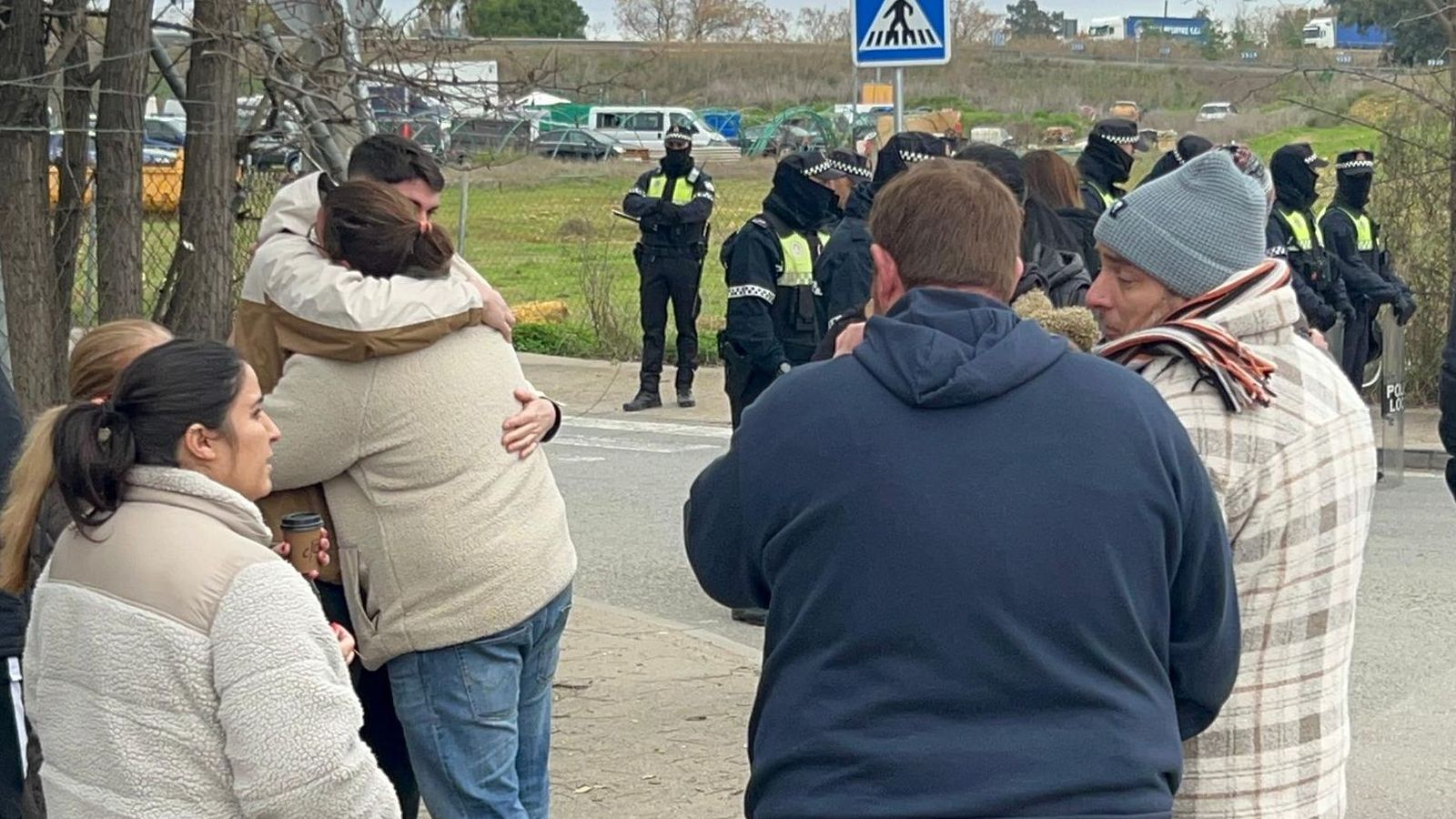 Abrazos entre los trabajadores de la gasolinera de Alcosa.