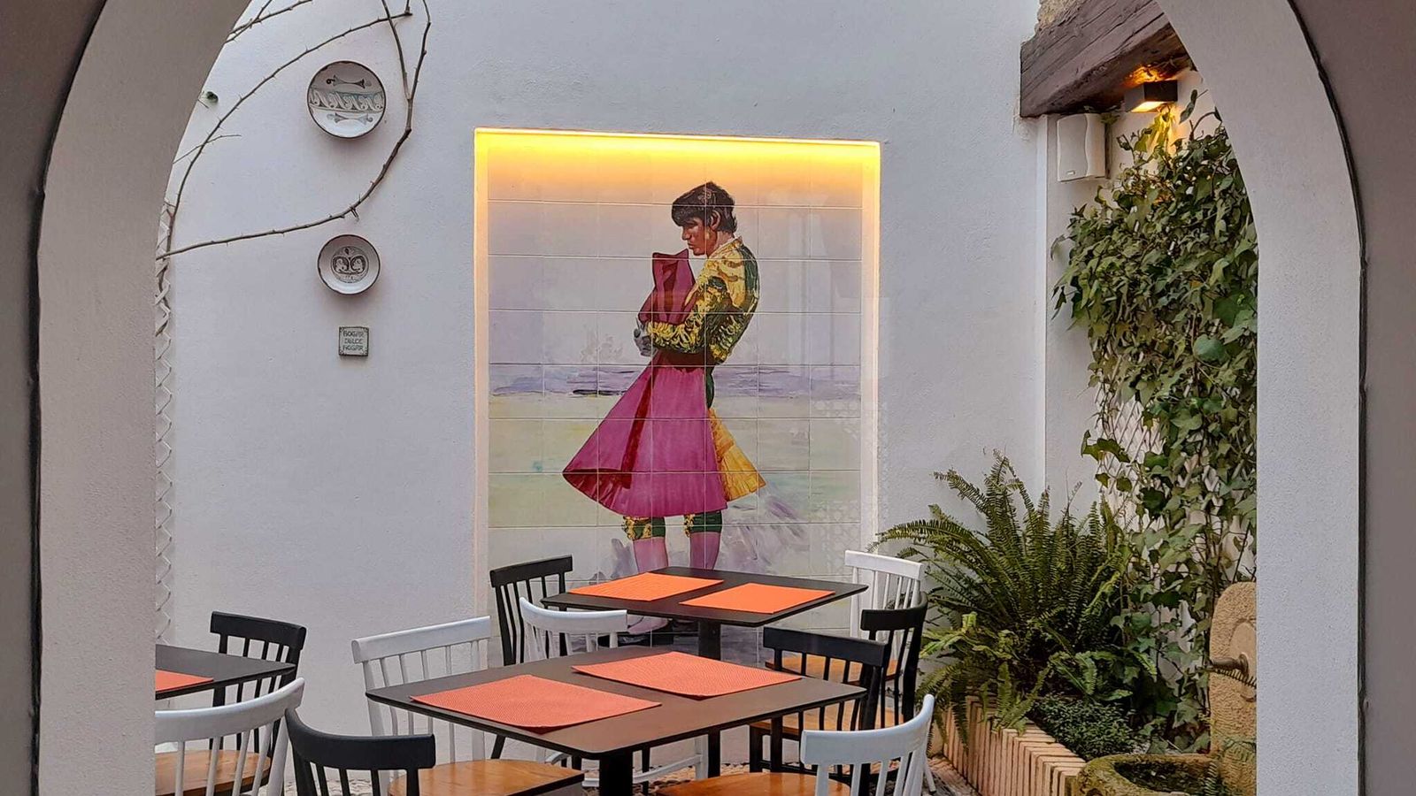 Su alegre patio cordobés supone una magnífica opción para comer al aire libre