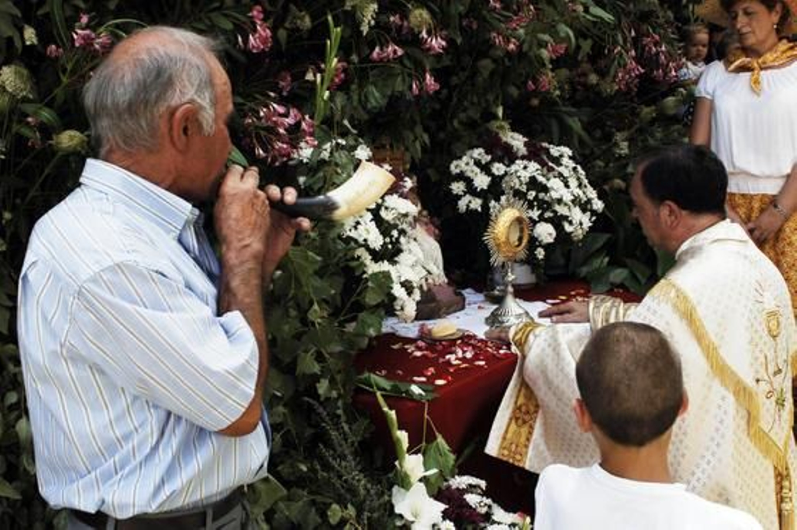 A pesar del caluroso día, ambas procesiones (declaradas de interés turístico) fueron seguidas por una gran cantidad de vecinos y visitantes. /Fotos: Ramón Aguilar

Foto: Ramon Aguilar