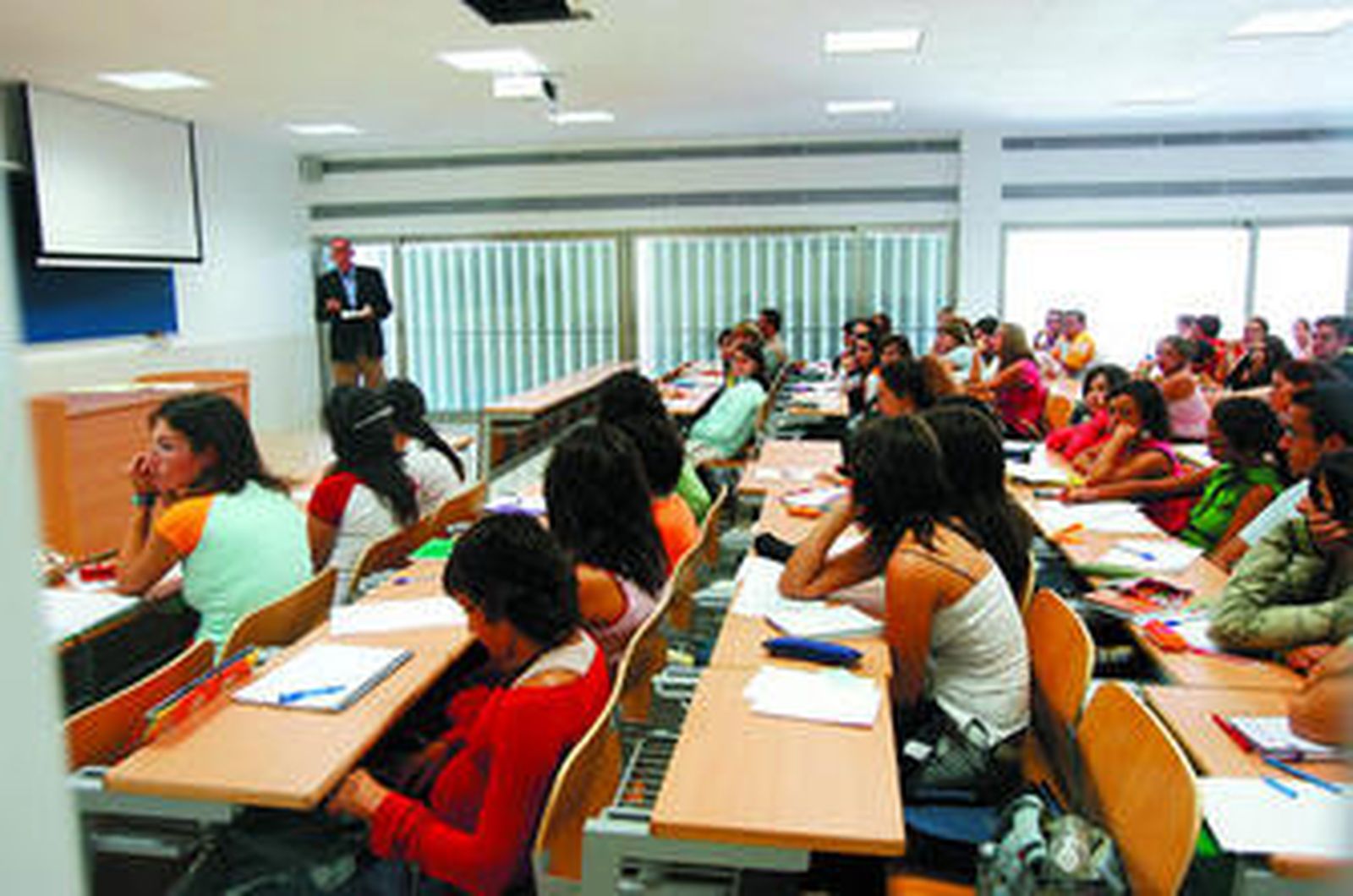 Los alumnos de la Escuela de Enfermería y Fisioterapia estrenaron este edificio ubicado en Ana de Viya en octubre de 2005.
