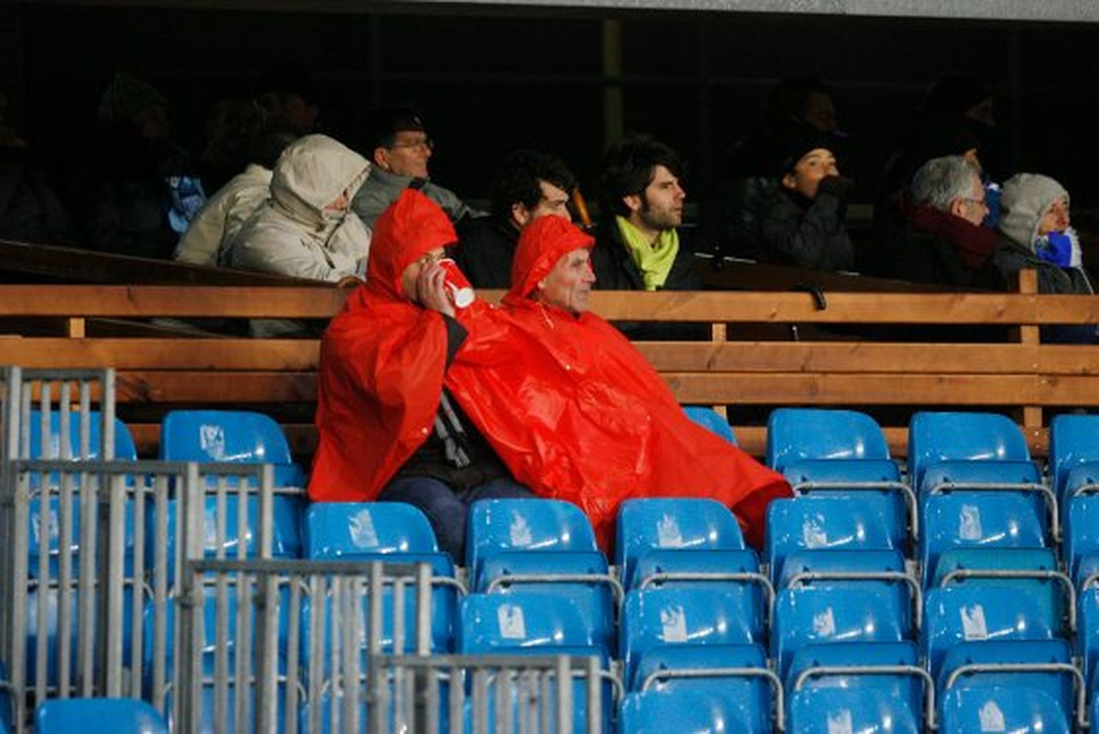 Algunos, conscientes del mal tiempo, fueron preparados a Chapín donde el chubasquero fue ayer el mejor remedio contra la lluvia.

Foto: Pascual