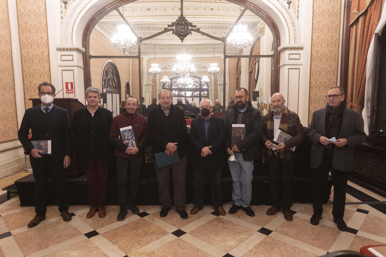 Pedro Tabernero, cuarto por la izquierda, acompañado de algunos de los escritores e ilustradores de la colección, el jueves en el Hotel Alfonso XIII.